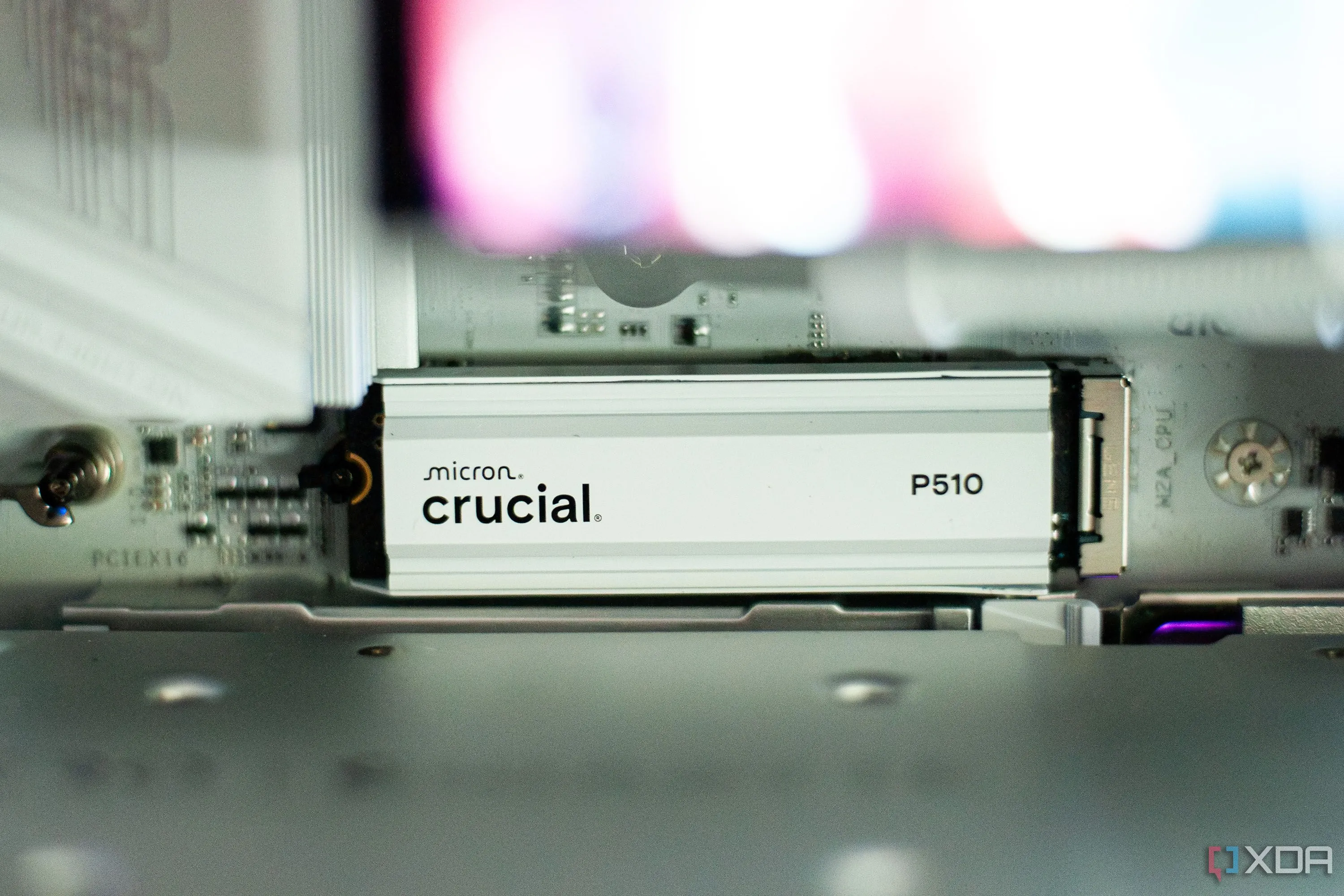 Ổ cứng SSD Crucial P510 (Micron P150) lắp đặt trong một bộ PC chơi game