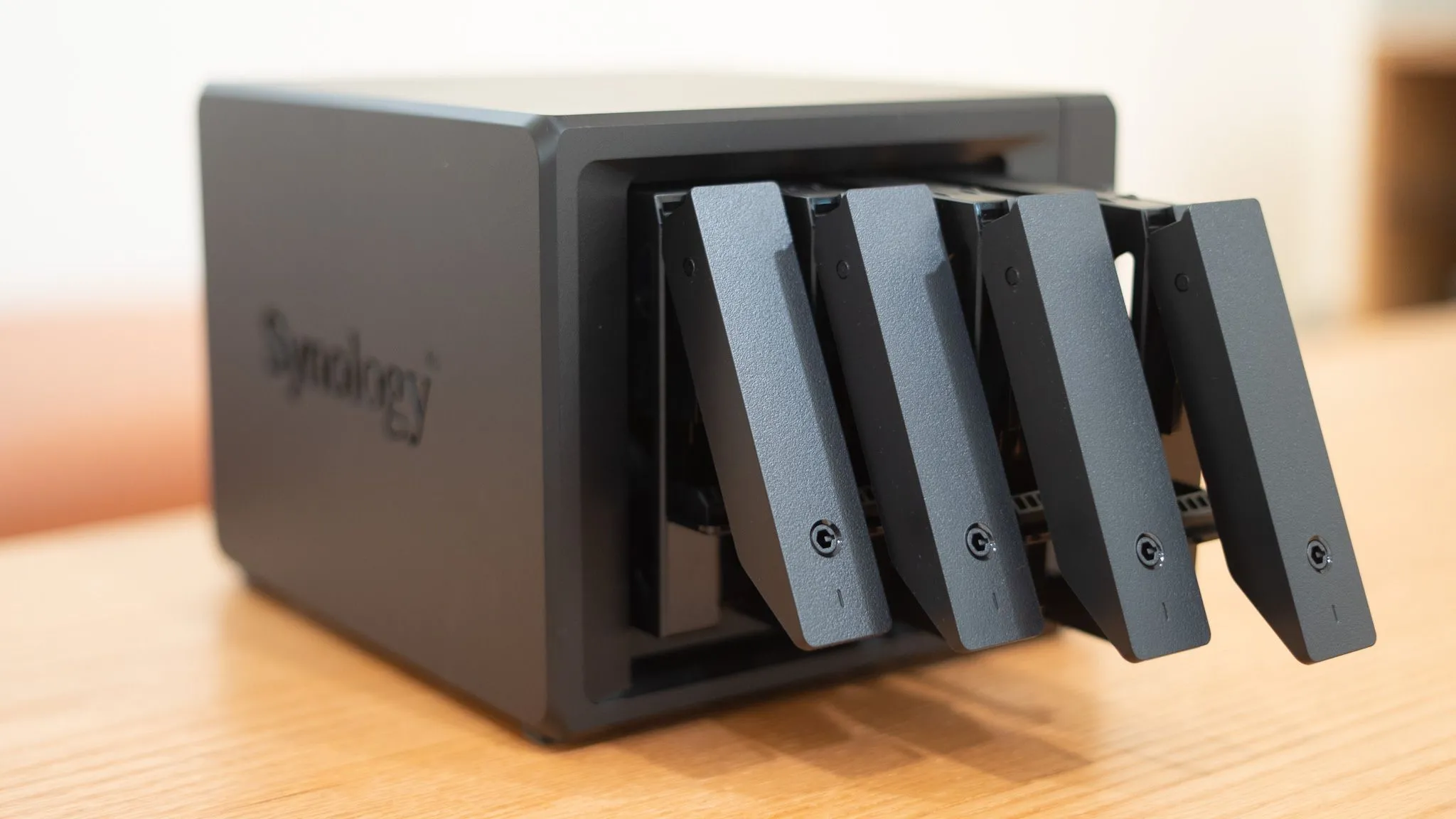 Ổ cứng Synology DS925+ với các khay ổ đĩa mở, tượng trưng cho khả năng người dùng tự tay kiểm soát và bảo trì hệ thống NAS tại nhà.