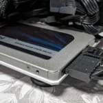 Ổ đĩa SSD SATA Crucial BX500 trên bàn làm việc