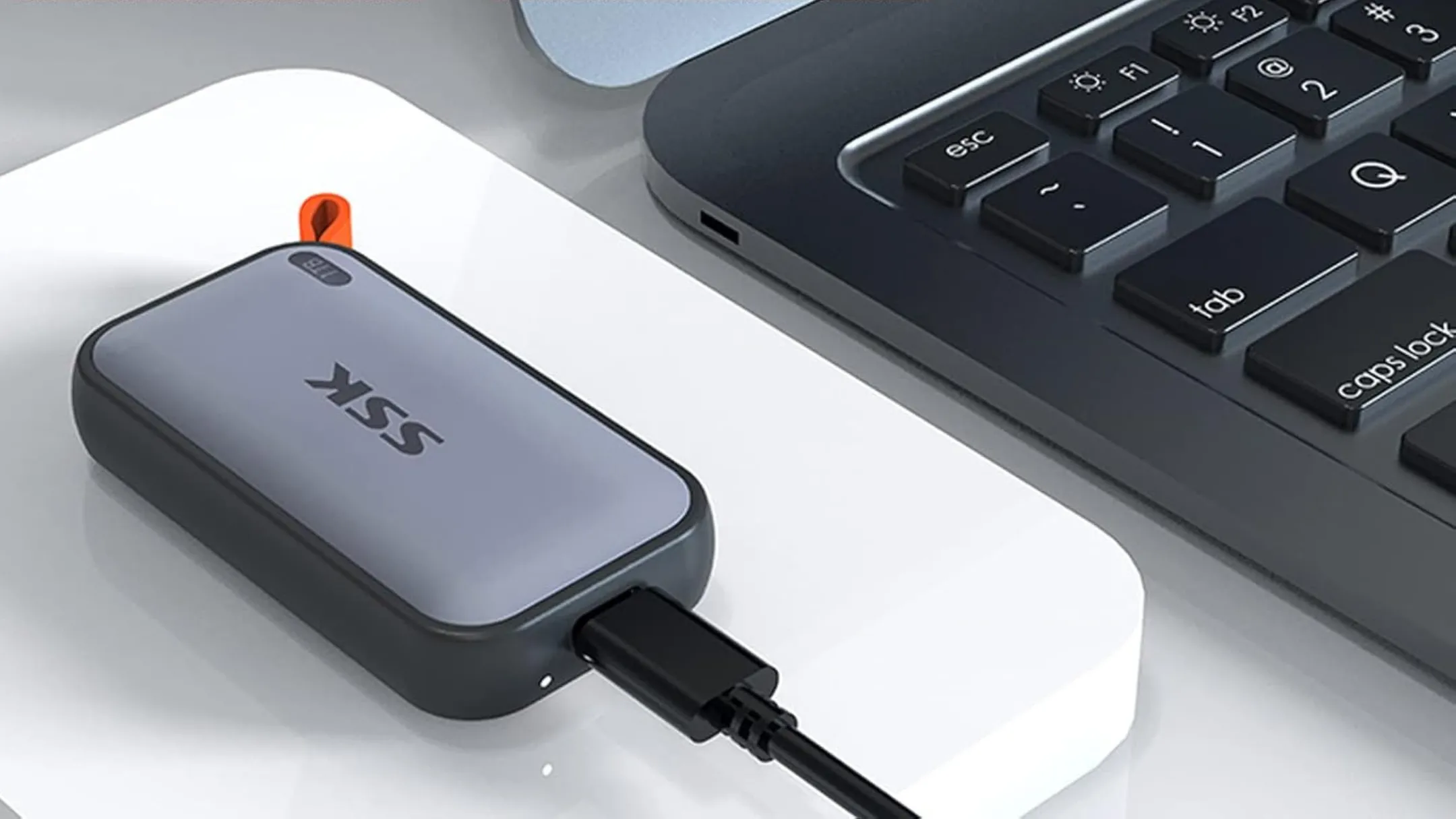 Ổ SSD di động SSK kết nối với máy tính, thể hiện tính tương thích