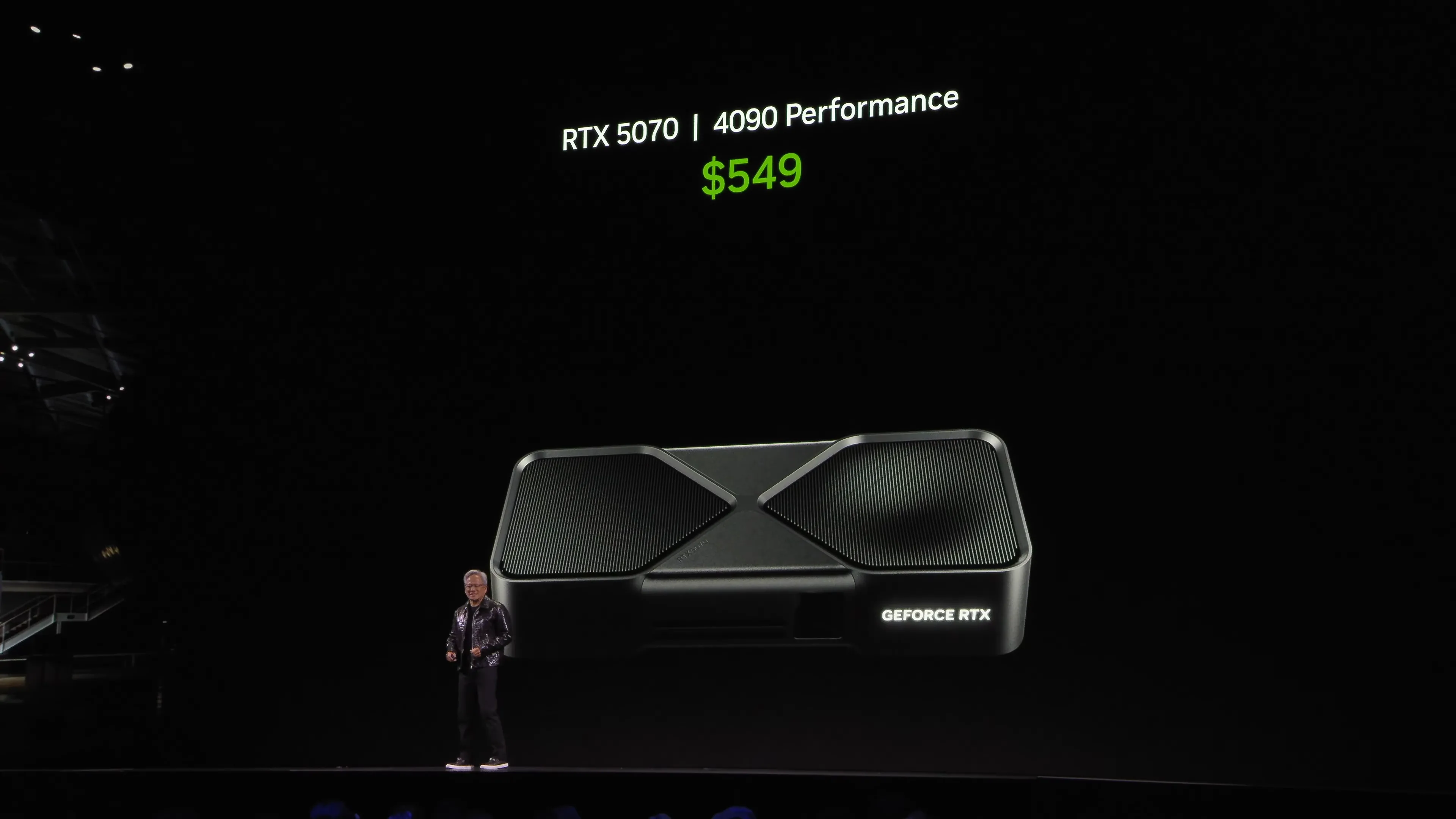 Ông Jensen Huang, CEO Nvidia, đưa ra tuyên bố về hiệu năng của RTX 5070 tại CES 2025, giữa lúc tranh cãi về lỗi ROPs.