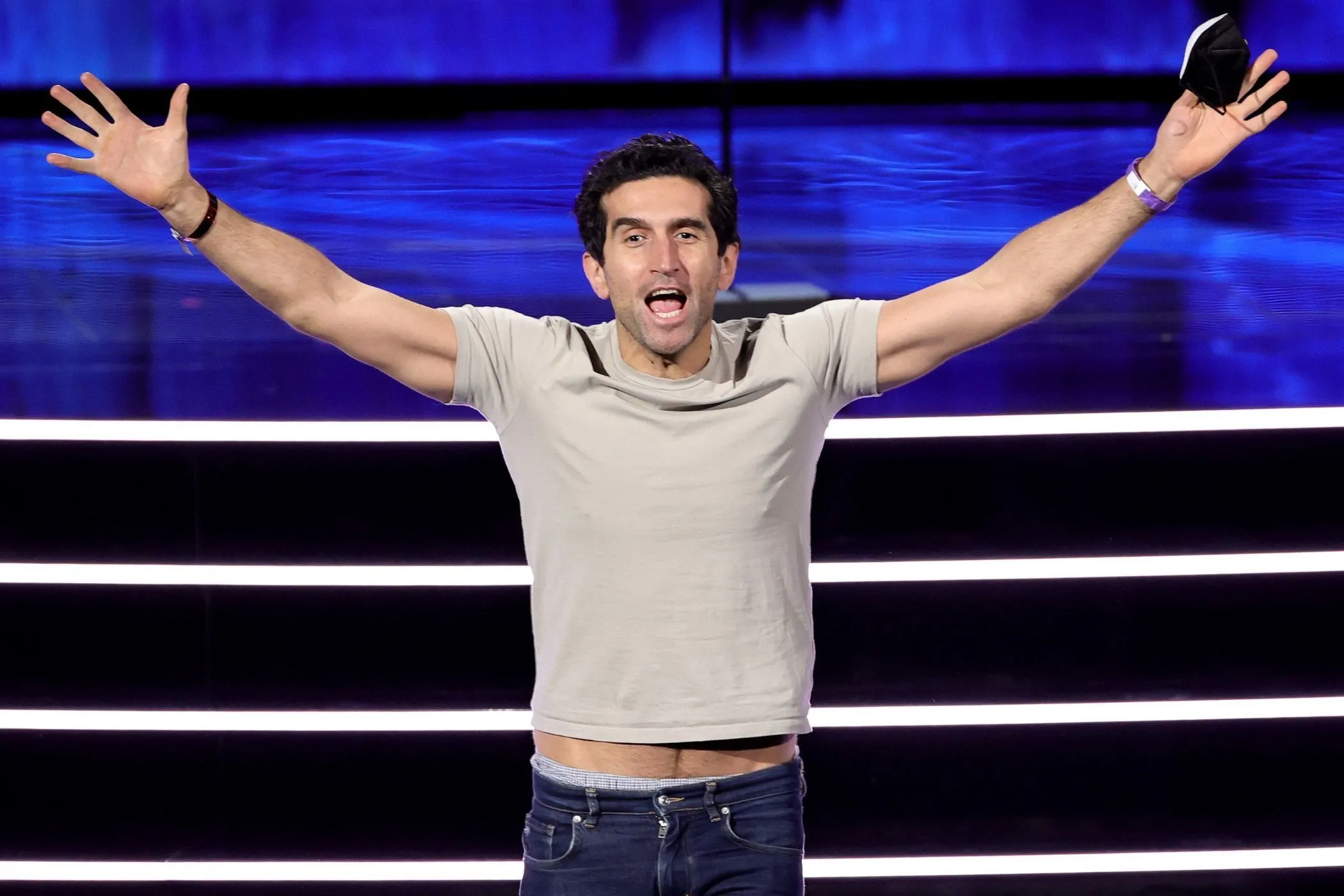 Ông Josef Fares, người sáng lập Hazelight Studios, ăn mừng chiến thắng tại lễ trao giải The Game Awards