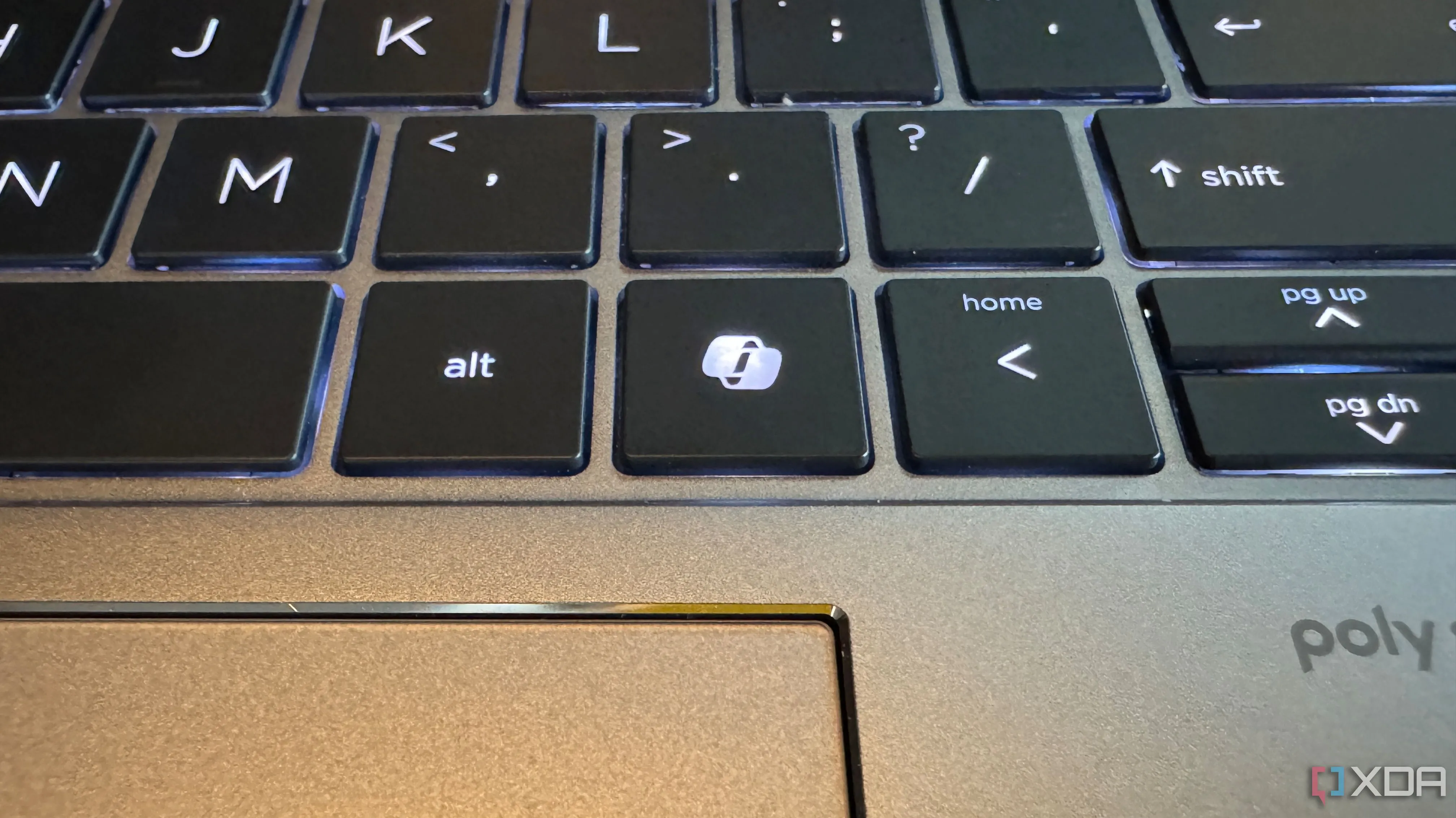 Phím Copilot trên bàn phím máy tính xách tay HP ZBook Studio G11, biểu tượng của tính năng trợ lý AI mới trên Windows.