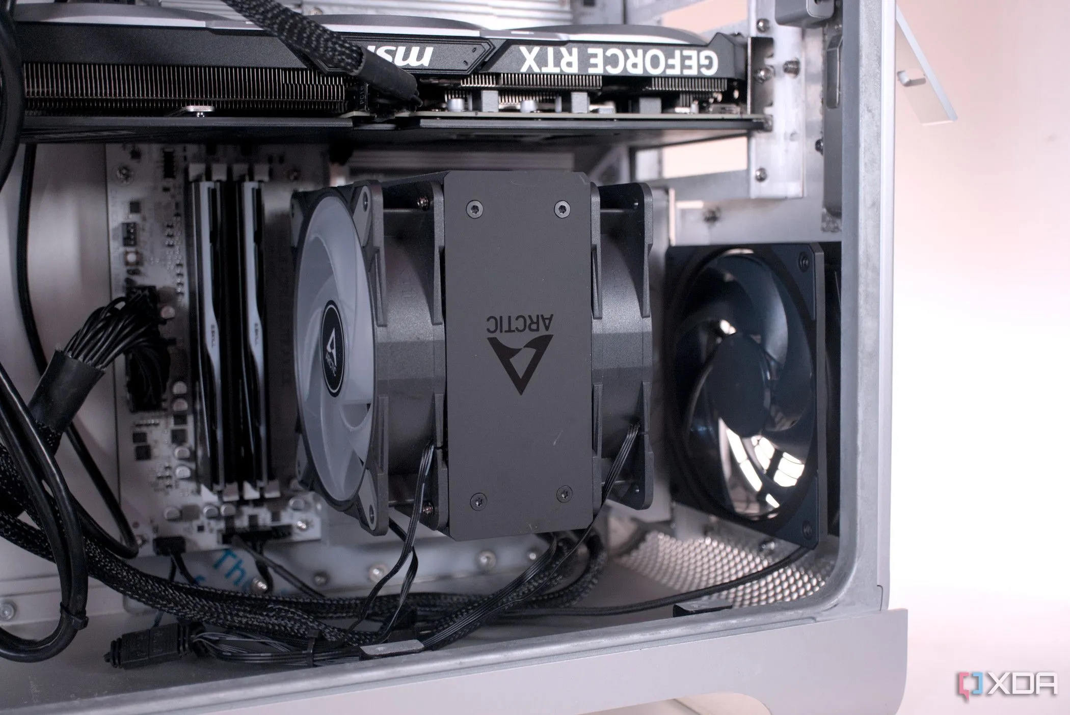 Quạt tản nhiệt CPU bên trong thùng máy tính G5, giúp giảm tiếng ồn khi hoạt động.