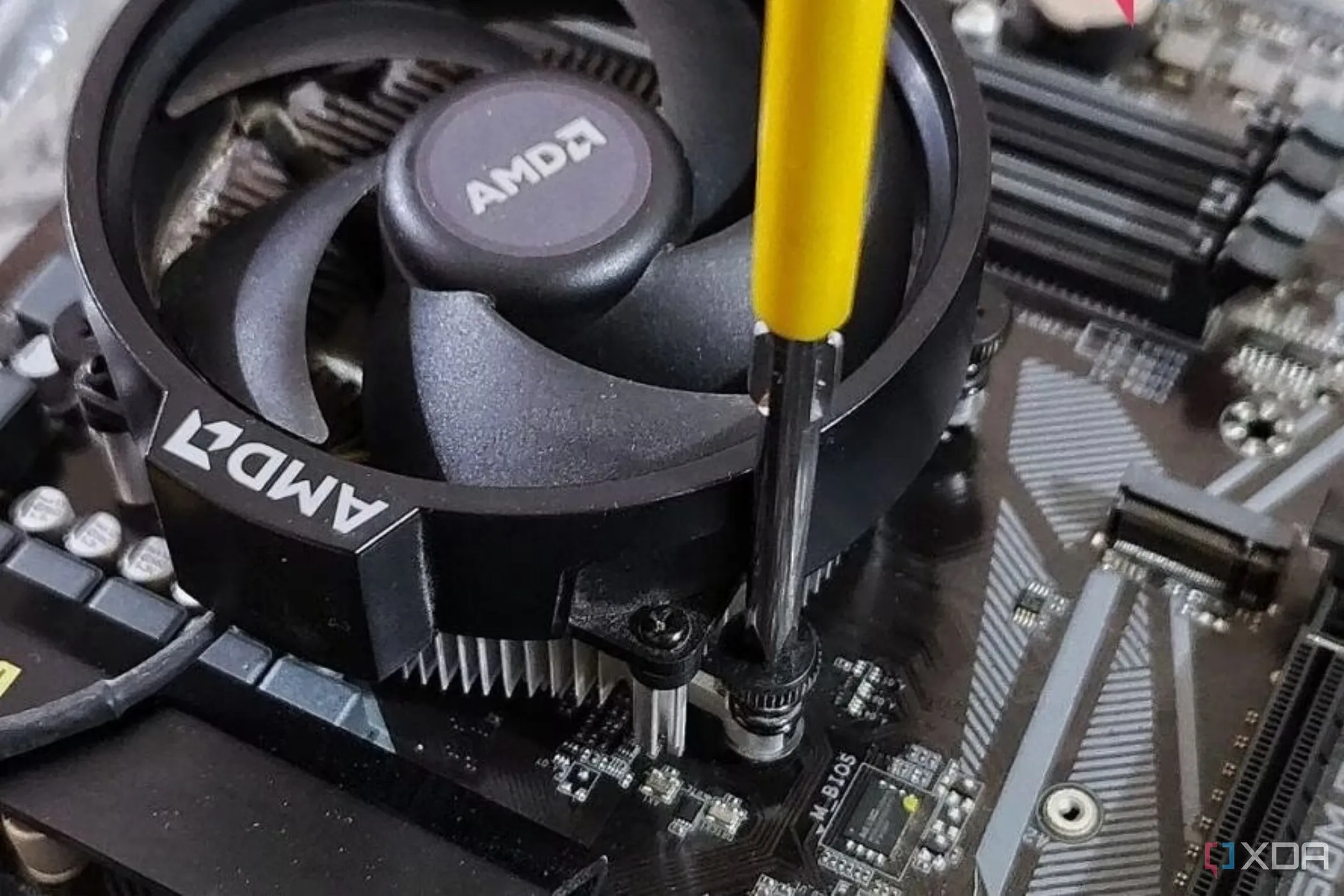 Quạt tản nhiệt CPU đang được lắp đặt trên bo mạch chủ