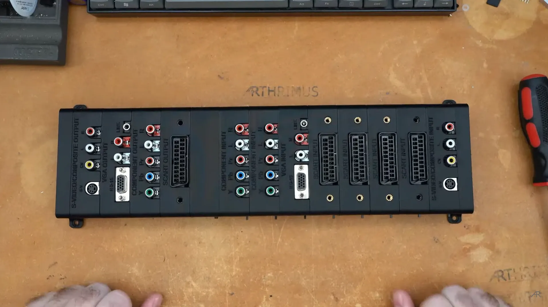 Scalable Video Switch hỗ trợ kết nối nhiều console game retro, đơn giản hóa việc chuyển đổi giữa các hệ máy.