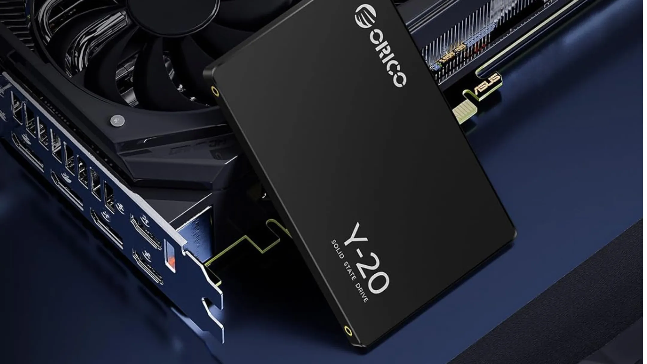SSD ORICO 4TB SATA 2.5 inch đặt trong hệ thống máy tính, minh họa khả năng tương thích