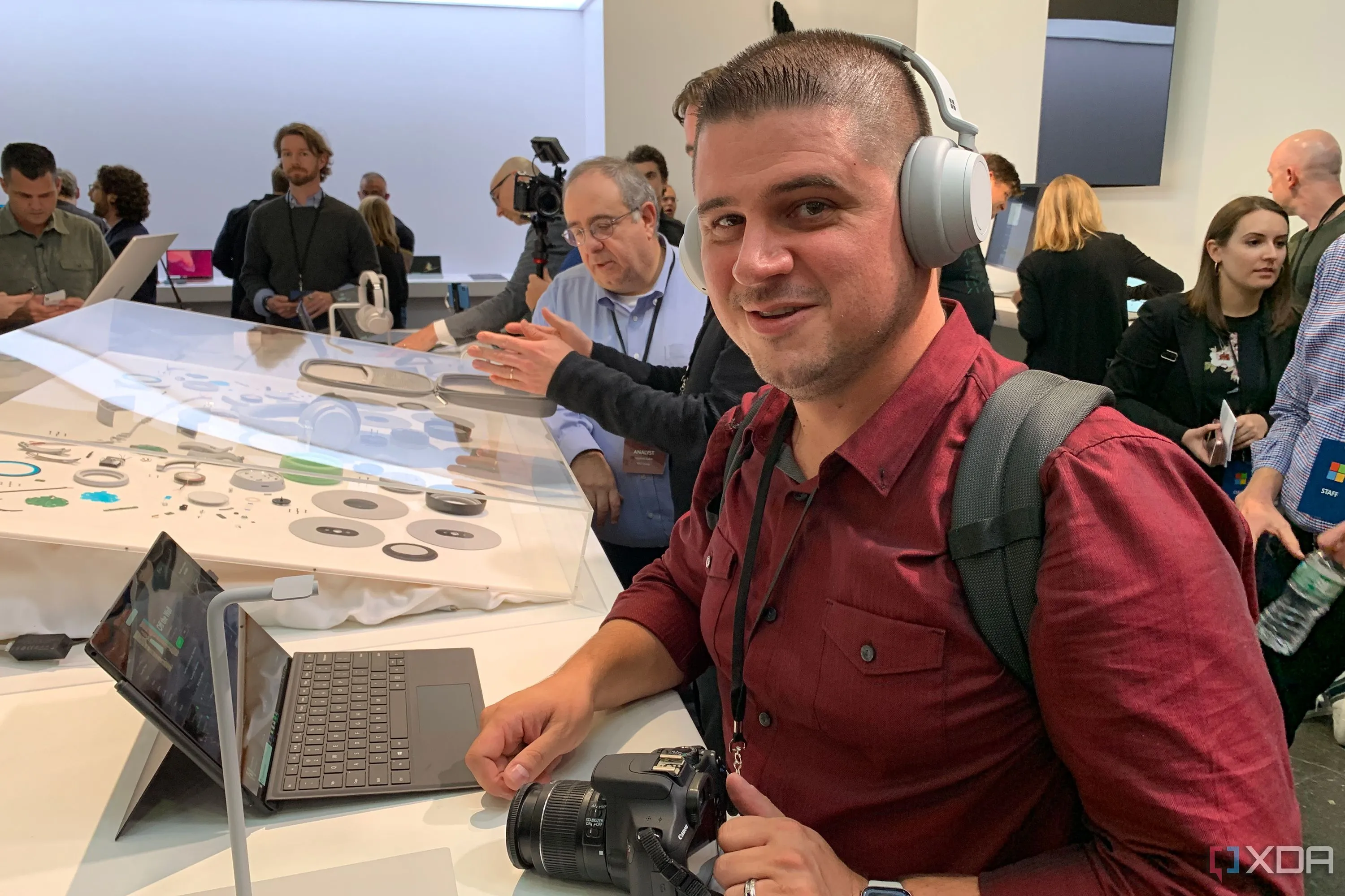 Tai nghe Microsoft Surface Headphones, biểu tượng cho sự mở rộng hệ sinh thái phần cứng của Microsoft cùng với Windows 10