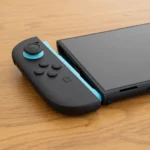 Tay cầm Joy-Con 2 của Nintendo Switch 2 được tháo rời bên cạnh thân máy, minh họa khả năng linh hoạt của console.