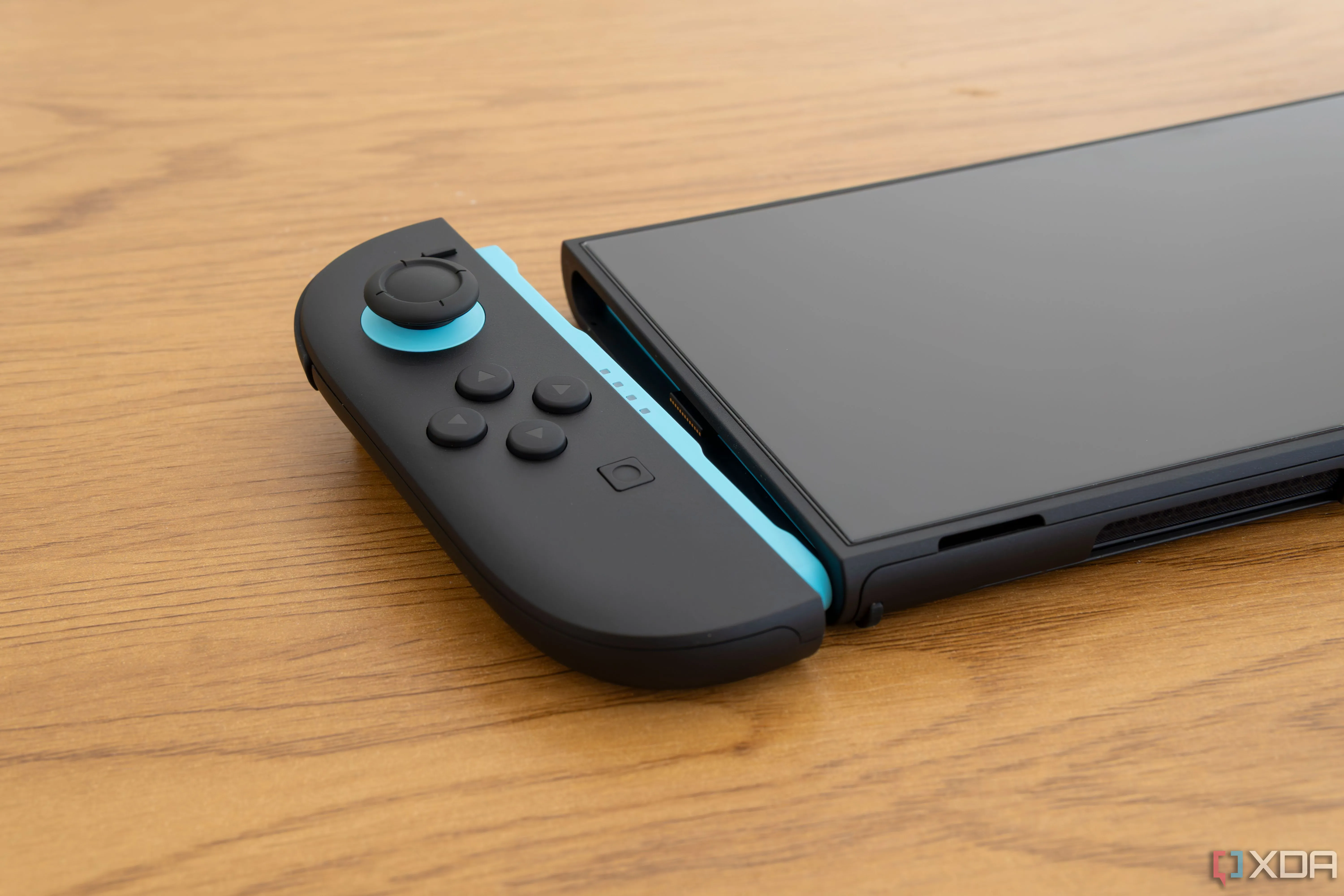 Tay cầm Joy-Con 2 của Nintendo Switch 2 được tháo rời bên cạnh thân máy, minh họa khả năng linh hoạt của console.