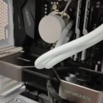 Thẻ đồ họa GeForce RTX 3080 FE bên trong thùng máy PC chơi game màu trắng.