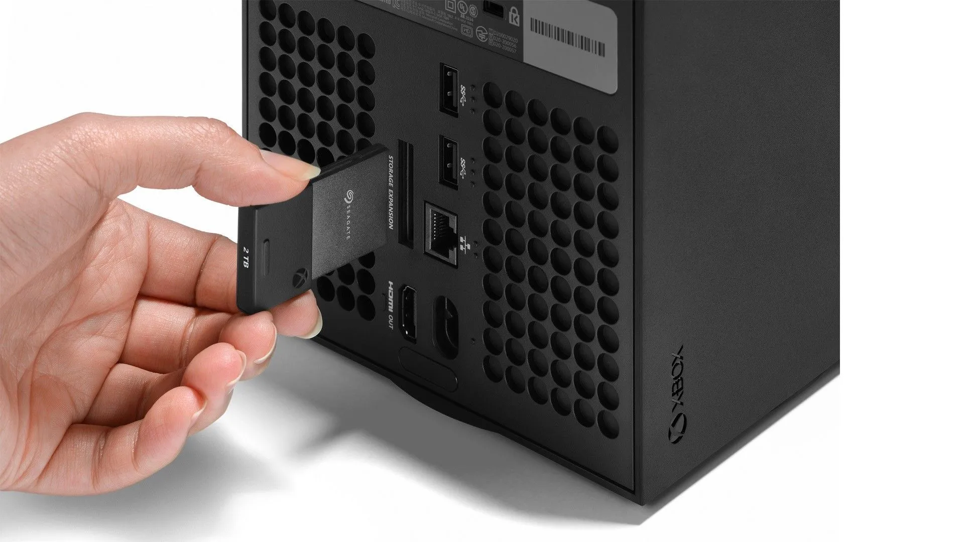 Thẻ nhớ SSD mở rộng đang được cắm vào console Xbox Series X, liên quan đến khả năng nâng cấp lưu trữ
