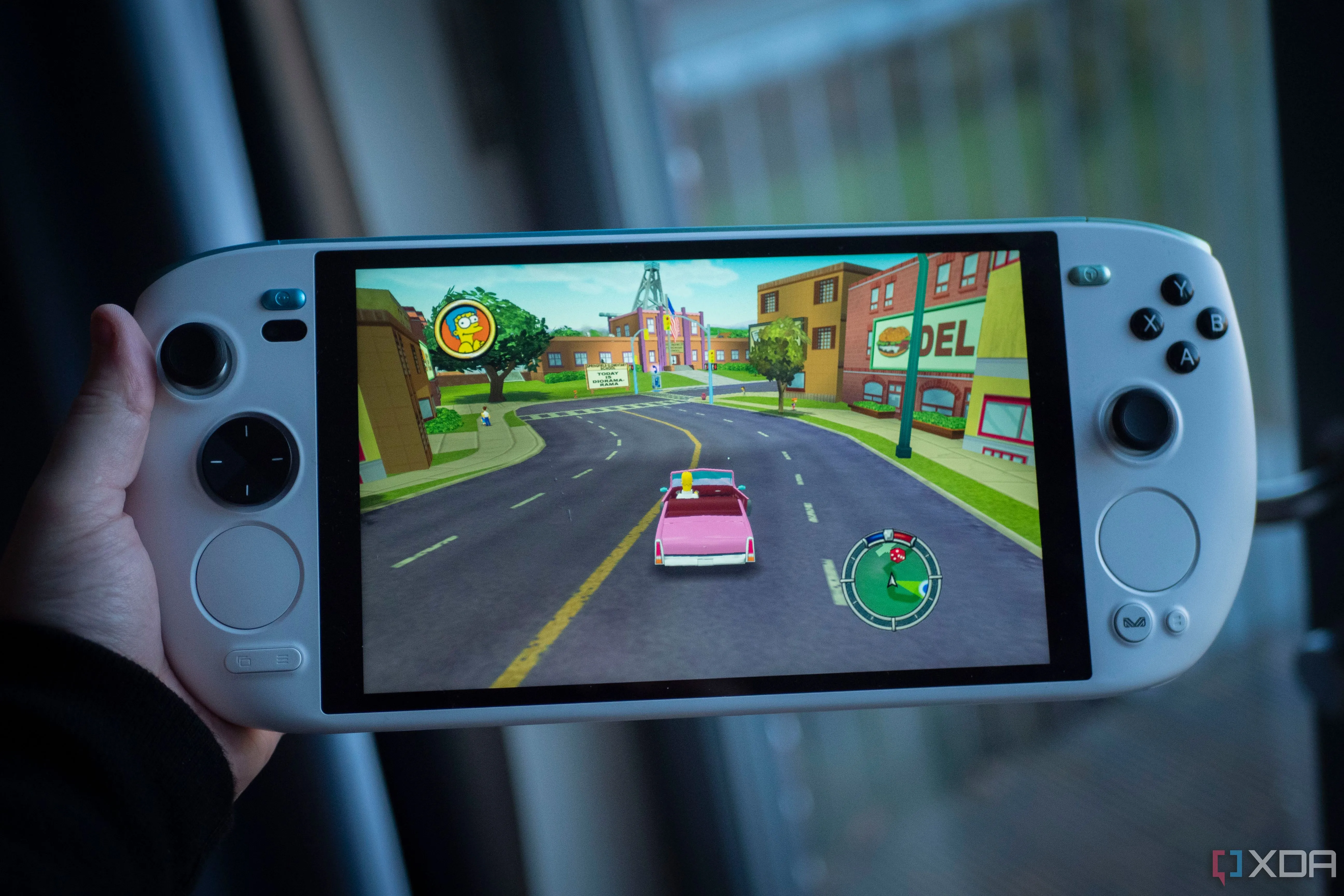 Thiết bị cầm tay Ayaneo Kun hiển thị trò chơi The Simpsons: Hit &amp; Run, chứng minh khả năng tương thích và trải nghiệm game cổ điển trên các nền tảng di động mới nhất.