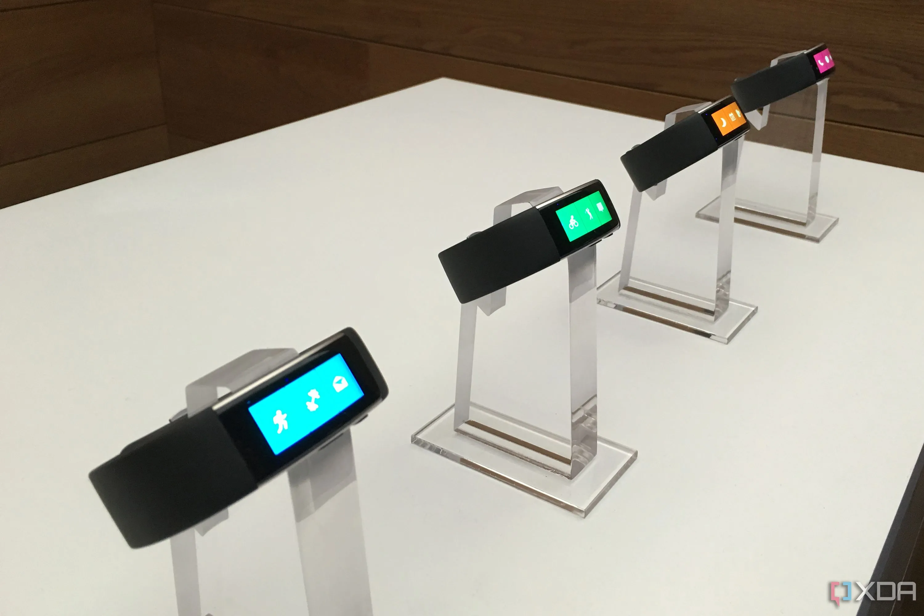 Thiết bị đeo tay thông minh Microsoft Band 2, một phần của hệ sinh thái phần cứng Microsoft thời Windows 10