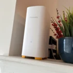 Thiết bị Firewalla AP7 đặt trên bàn cạnh chậu cây cảnh