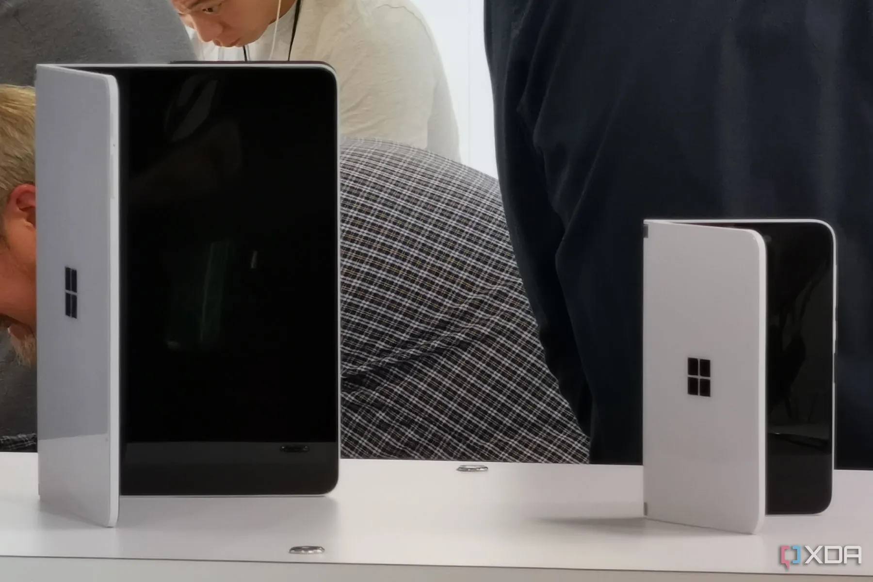 Thiết bị màn hình kép Surface Neo và Surface Duo, đại diện cho tầm nhìn Windows 10X thất bại của Microsoft