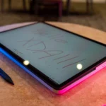 Thiết bị Microsoft Surface Laptop Studio 2 ở chế độ máy tính bảng, hiển thị màn hình và bút Surface Pen.