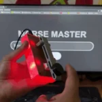 Thiết bị Morse Master hiển thị mã Morse qua đèn LED và giao diện ứng dụng web