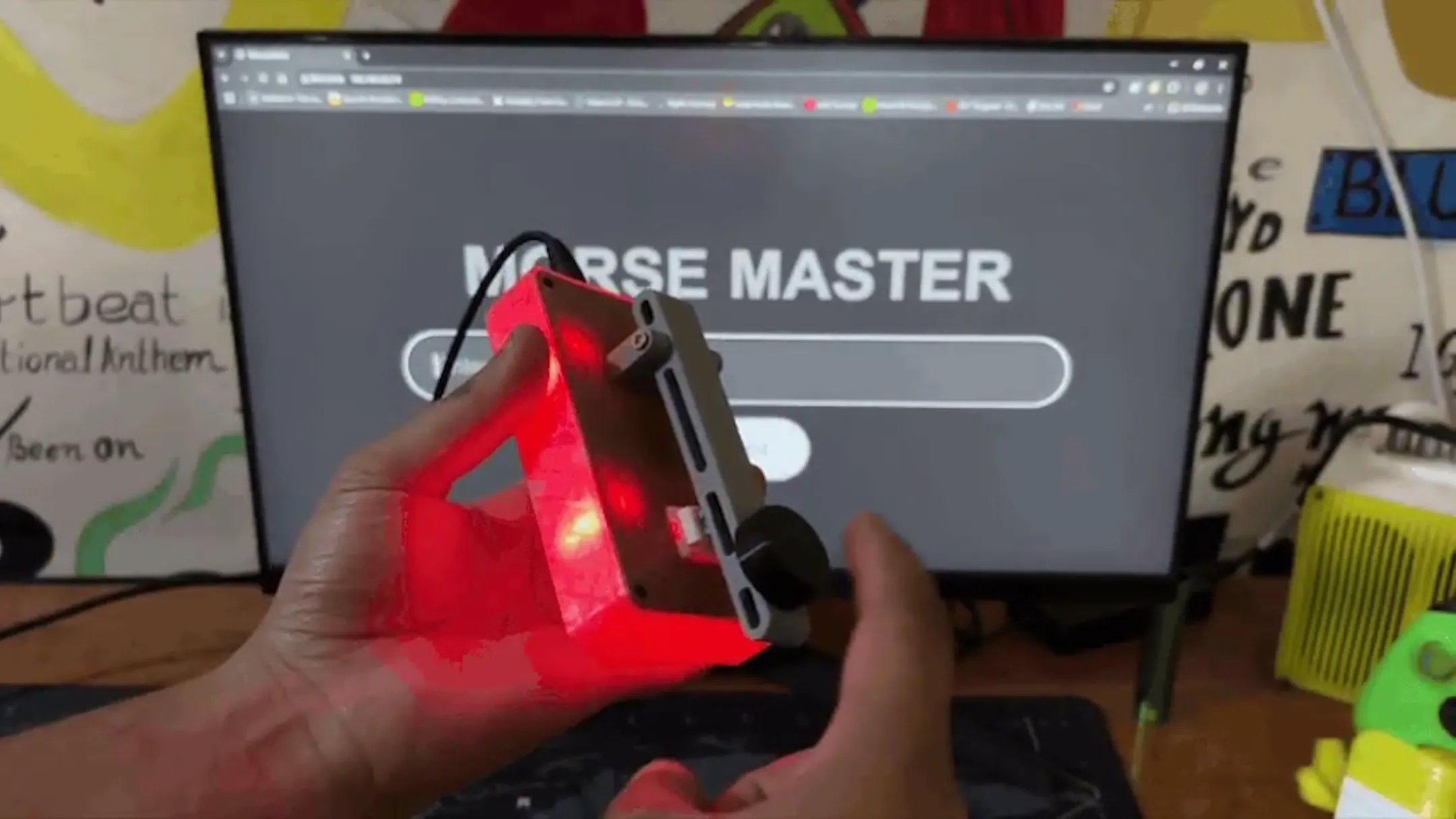 Thiết bị Morse Master hiển thị mã Morse qua đèn LED và giao diện ứng dụng web