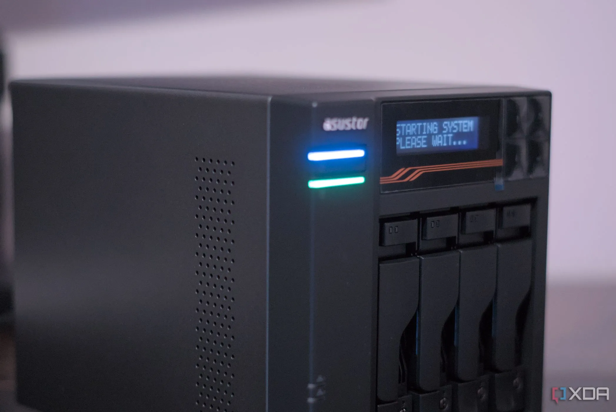 Thiết bị NAS Asustor AS6804T với màn hình hiển thị, cho thấy việc cài đặt bộ nhớ đệm SSD vào hệ thống NAS đơn giản và nhanh chóng.