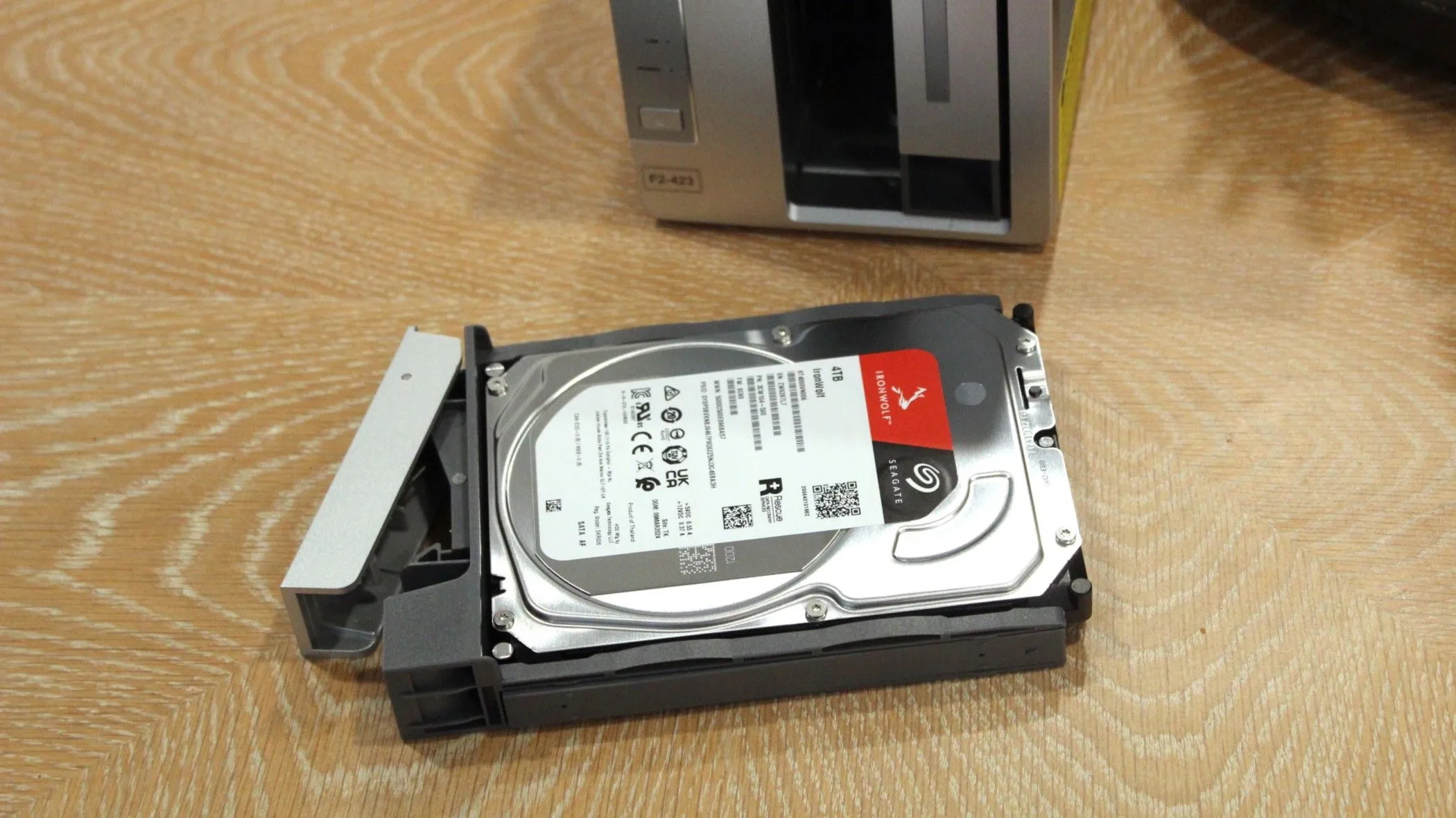 Thiết bị NAS Terramaster F2-423 với ổ cứng Seagate bên trong, minh họa tính vĩnh cửu và sự độc lập của dữ liệu khi lưu trữ cục bộ trên thiết bị NAS.