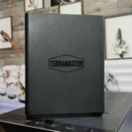 Thiết bị NAS TerraMaster F8 SSD Plus đặt trên vỏ máy tính, minh họa hạn chế nâng cấp phần cứng