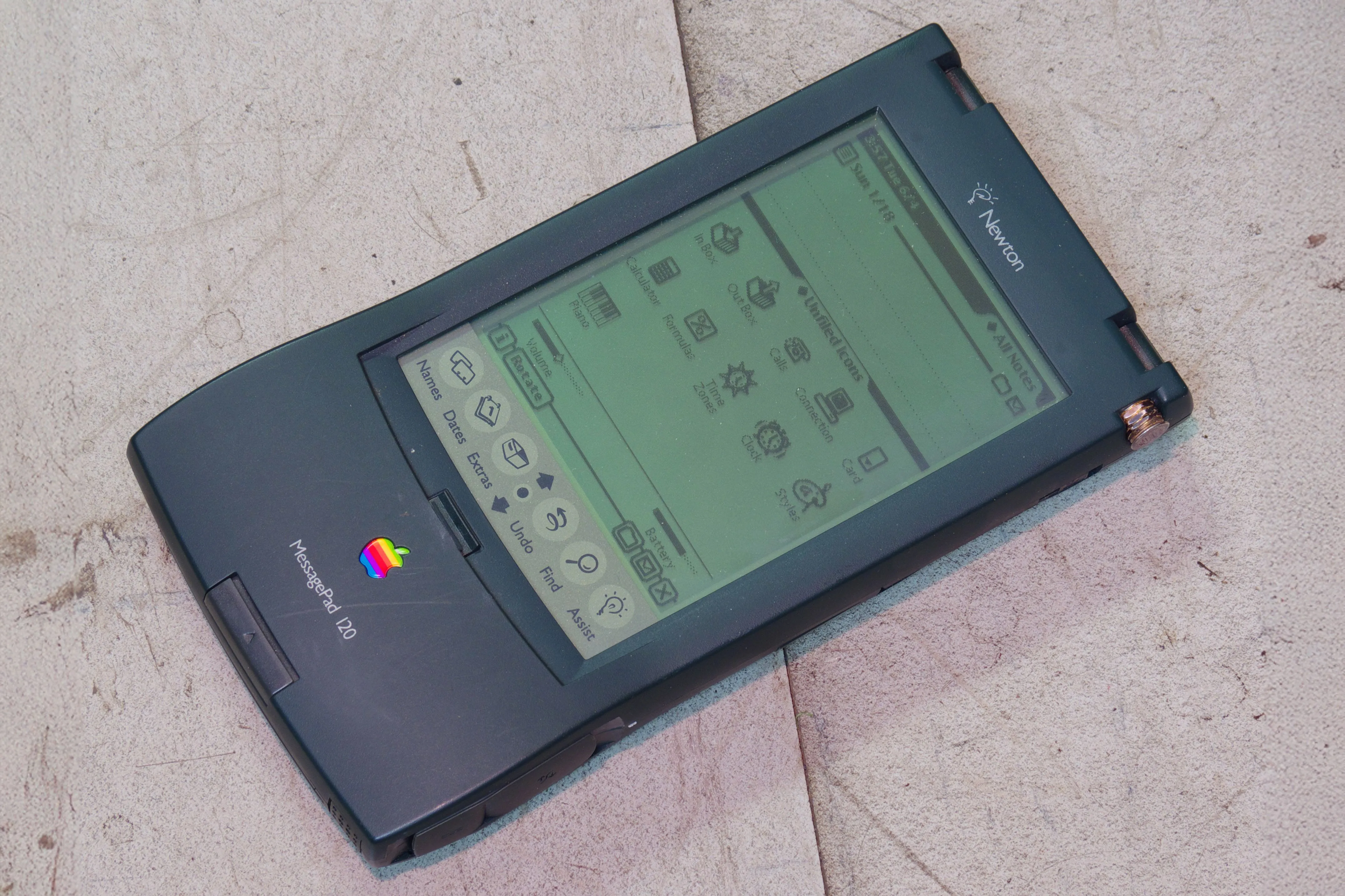 Thiết bị PDA Apple Newton MessagePad 120, một trong những sản phẩm thử nghiệm đi trước thời đại của Apple