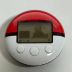 Thiết bị PokeWalker hiển thị Pokémon Dragonite trên màn hình