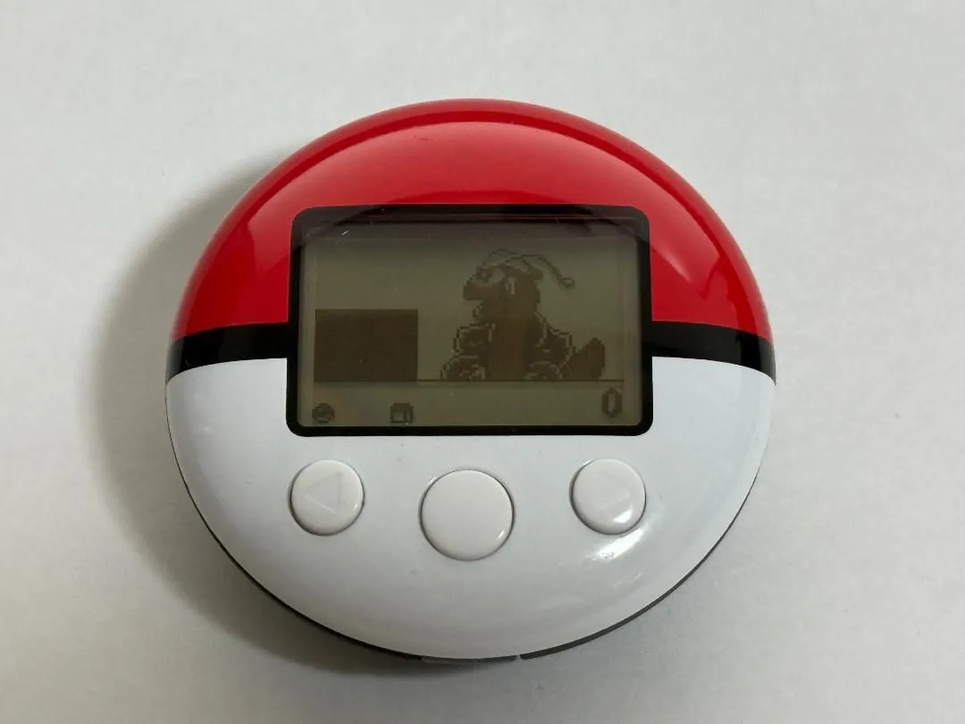 Thiết bị PokeWalker hiển thị Pokémon Dragonite trên màn hình