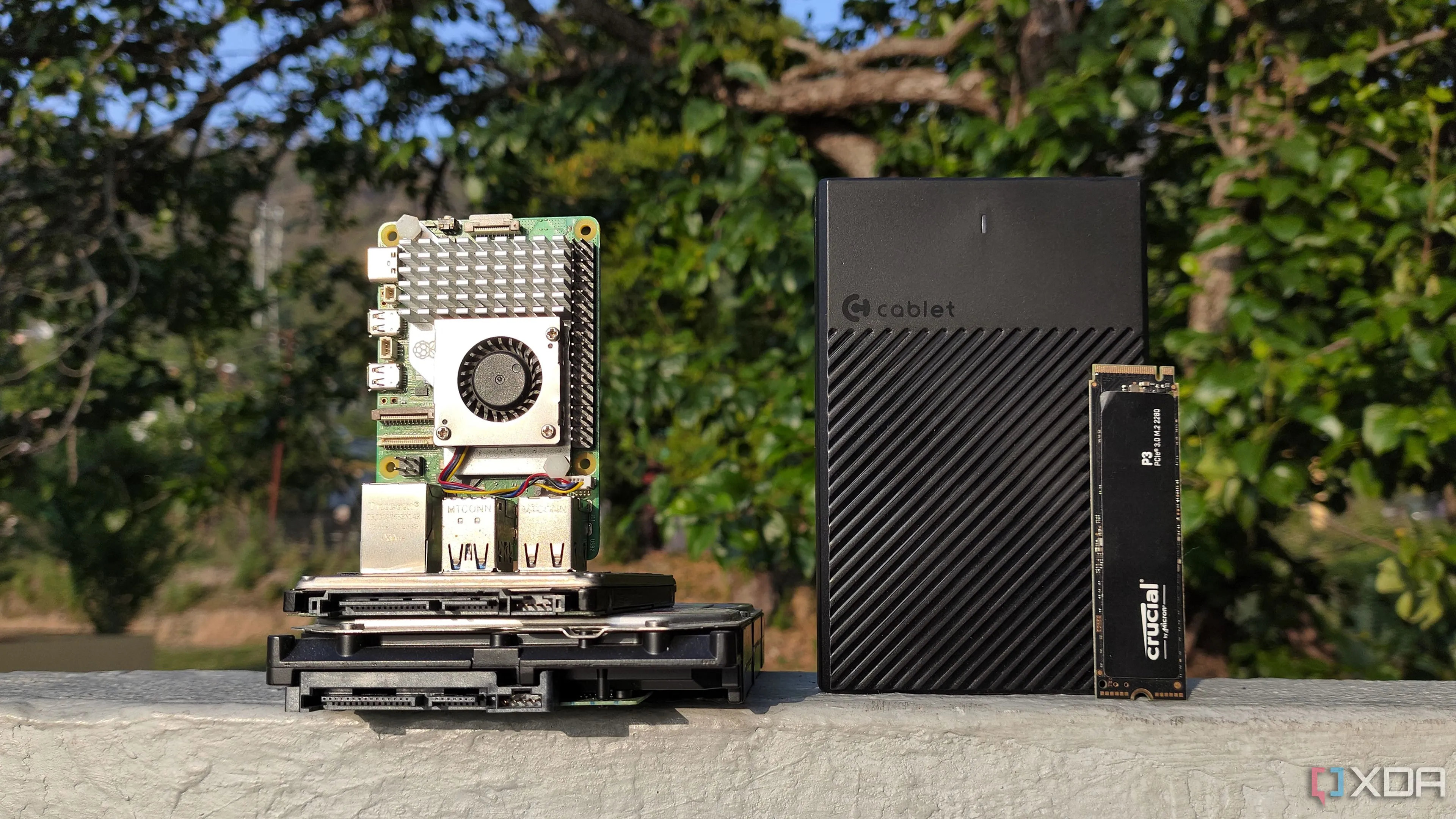 Thiết bị Raspberry Pi và các ổ đĩa lưu trữ, đại diện cho hệ thống NAS sẵn sàng cho quá trình khôi phục dữ liệu