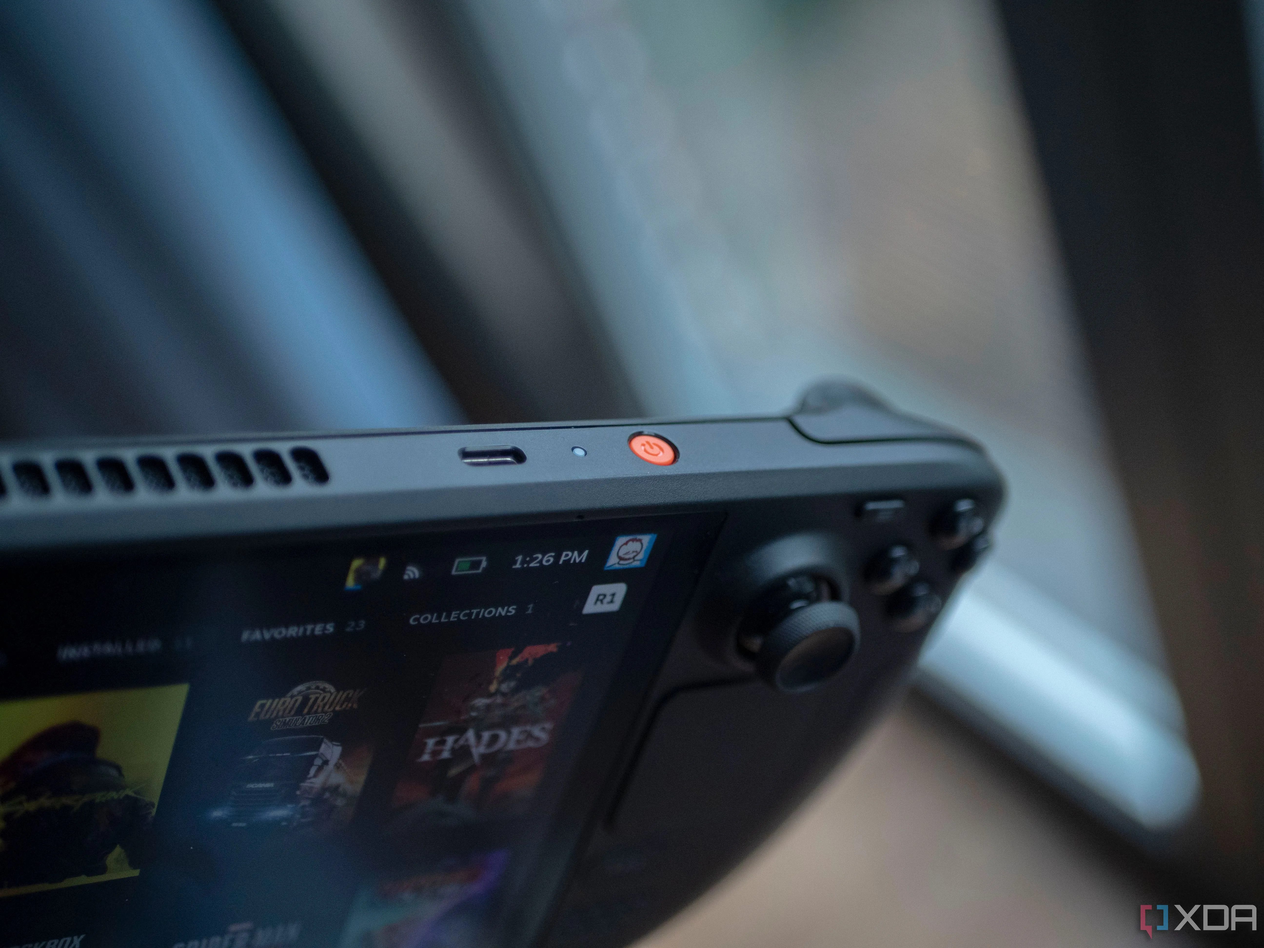 Thiết bị Steam Deck OLED hiển thị màn hình chính, biểu tượng cho hệ thống Steam và cộng đồng game thủ