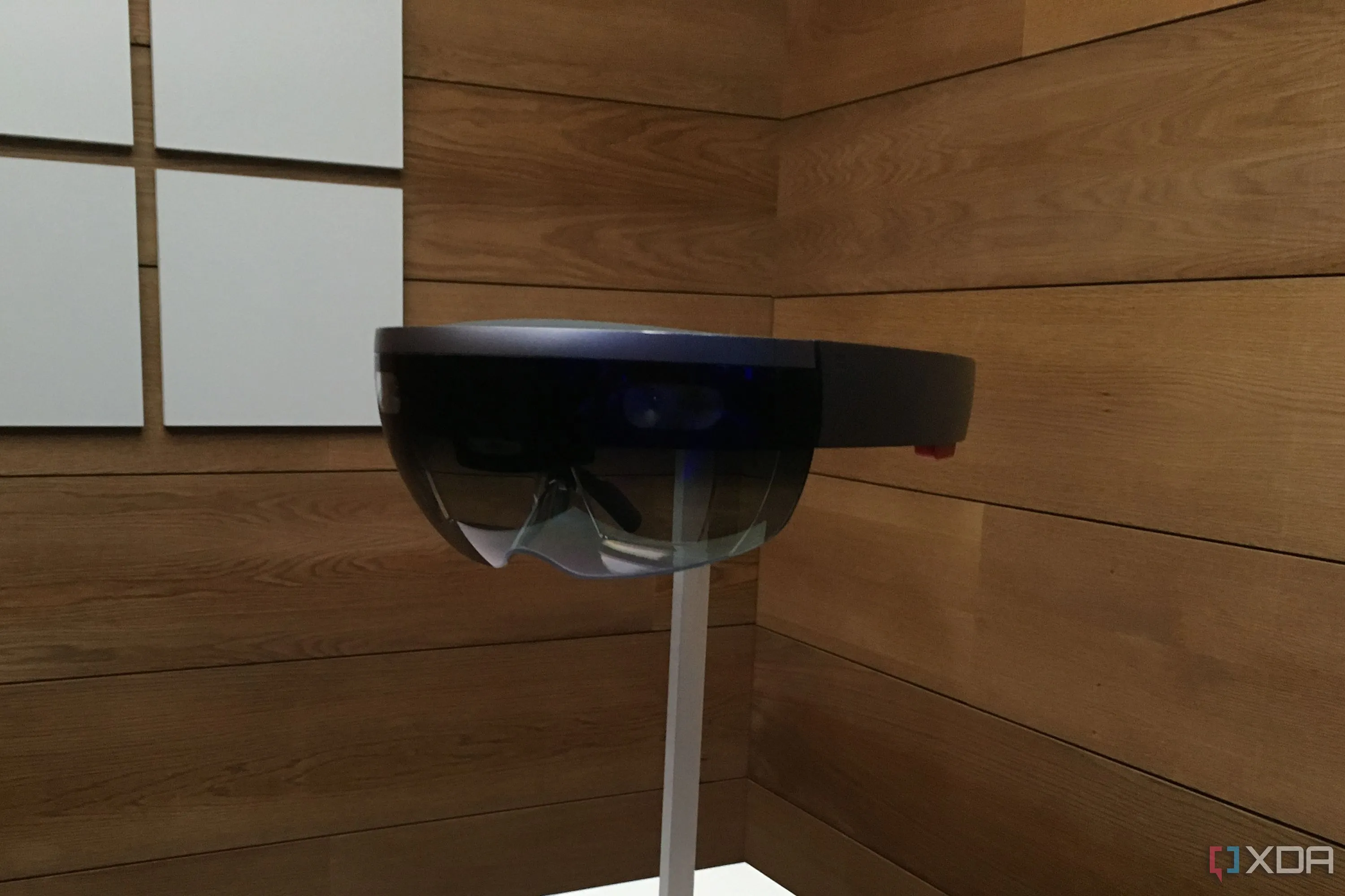 Thiết bị thực tế ảo tăng cường Microsoft HoloLens, minh chứng cho công nghệ điện toán ba chiều của Windows 10
