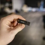 Thiết bị USB được cắm vào máy tính, tượng trưng cho USB Linux Live đa năng dùng để cứu hộ và khắc phục lỗi hệ điều hành Windows.