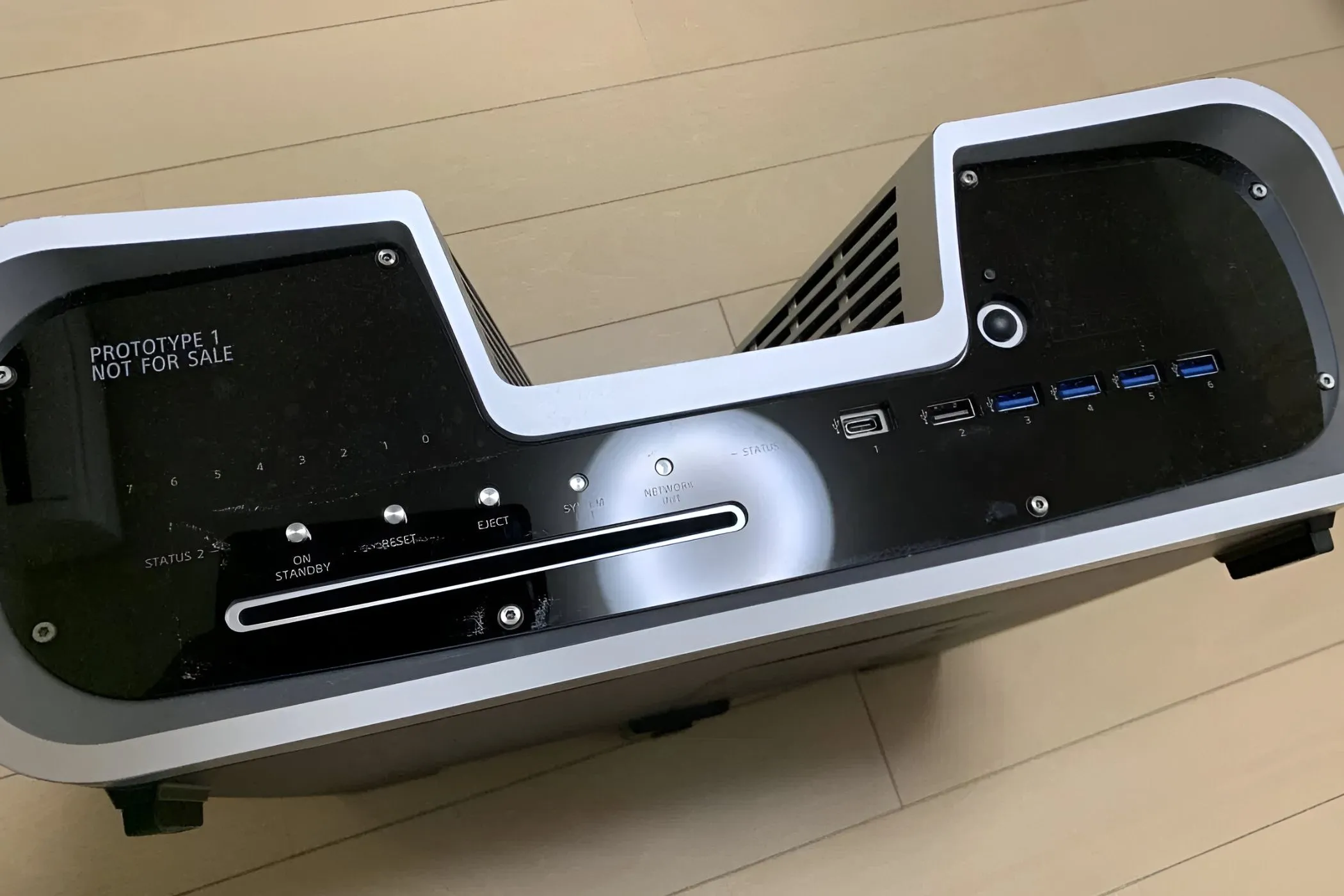 Thiết kế bộ kit phát triển PlayStation 5 (PS5 dev kit) hình chữ V độc đáo.