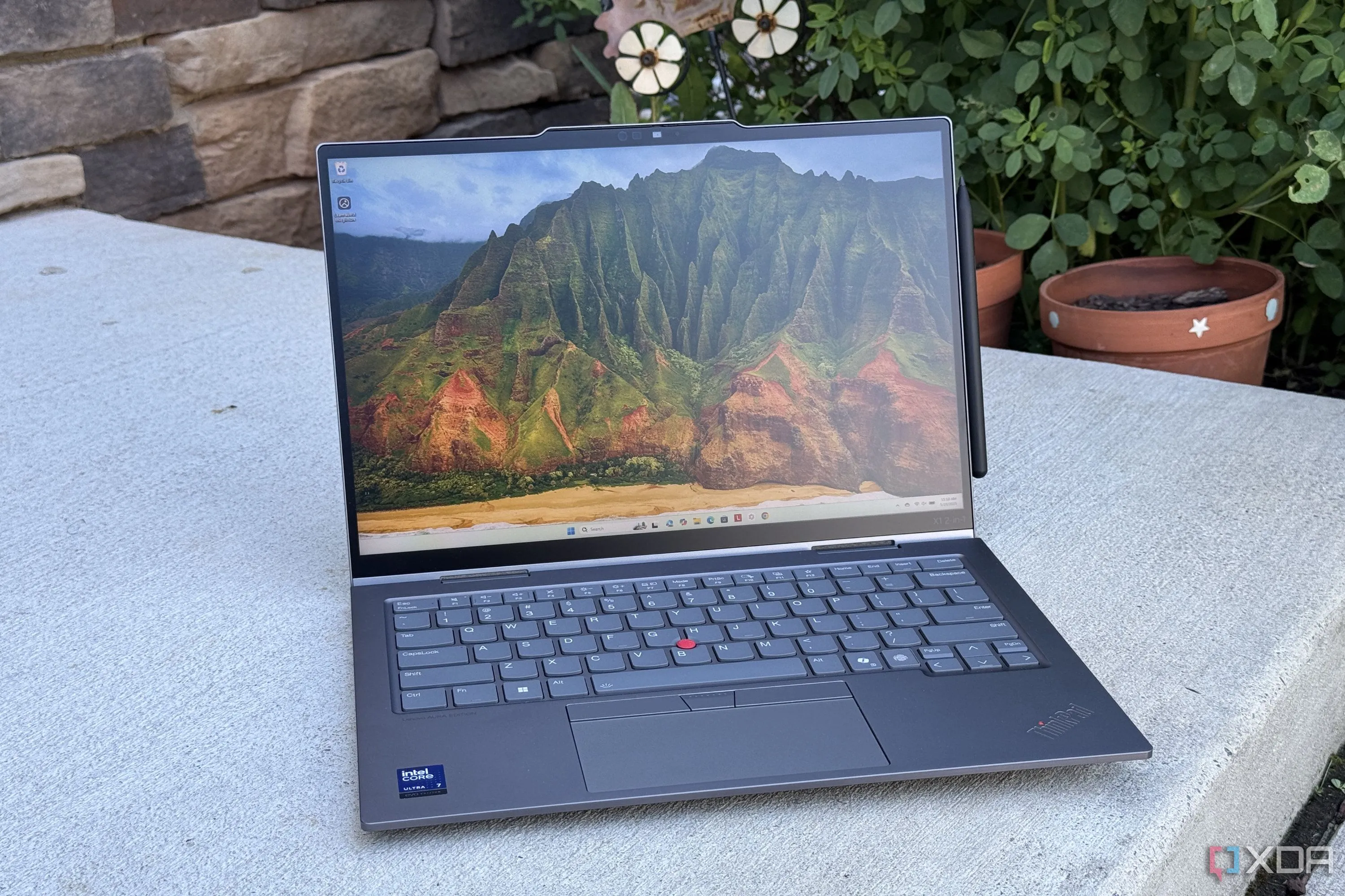 Thiết kế di động của Lenovo ThinkPad X1 2-in-1 Gen 10 Aura Edition, đặt trên bậc thềm