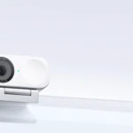 Thiết kế nhỏ gọn của webcam Insta360 Link 2C trên màn hình máy tính
