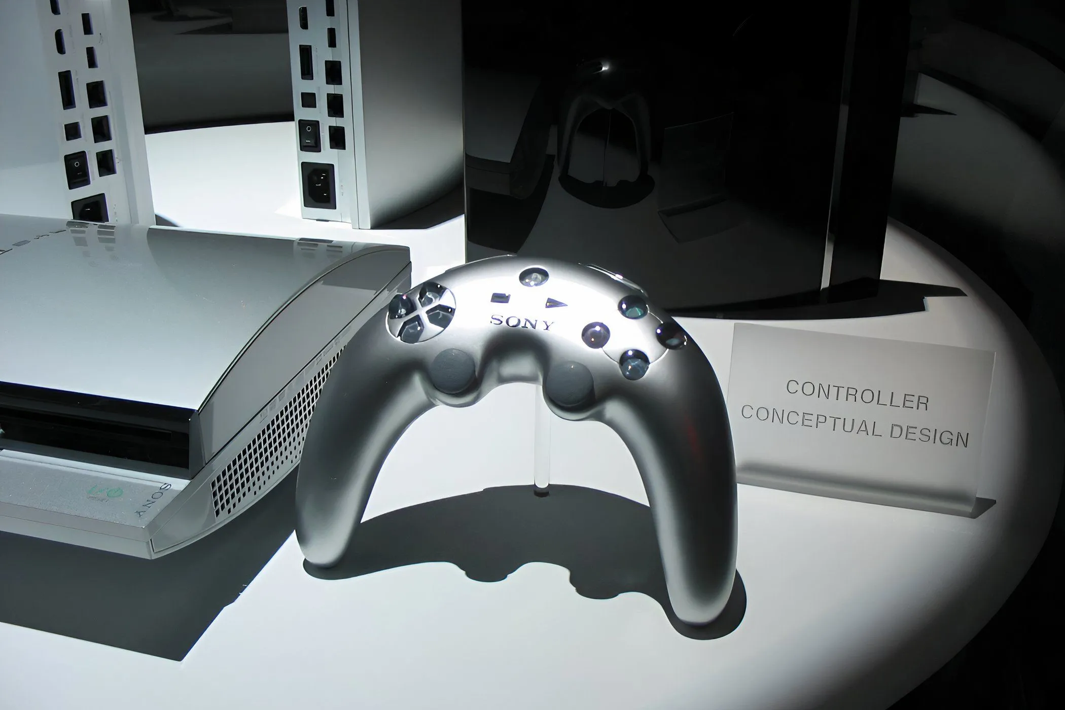 Thiết kế tay cầm DualShock 3 nguyên bản hình boomerang màu chrome.