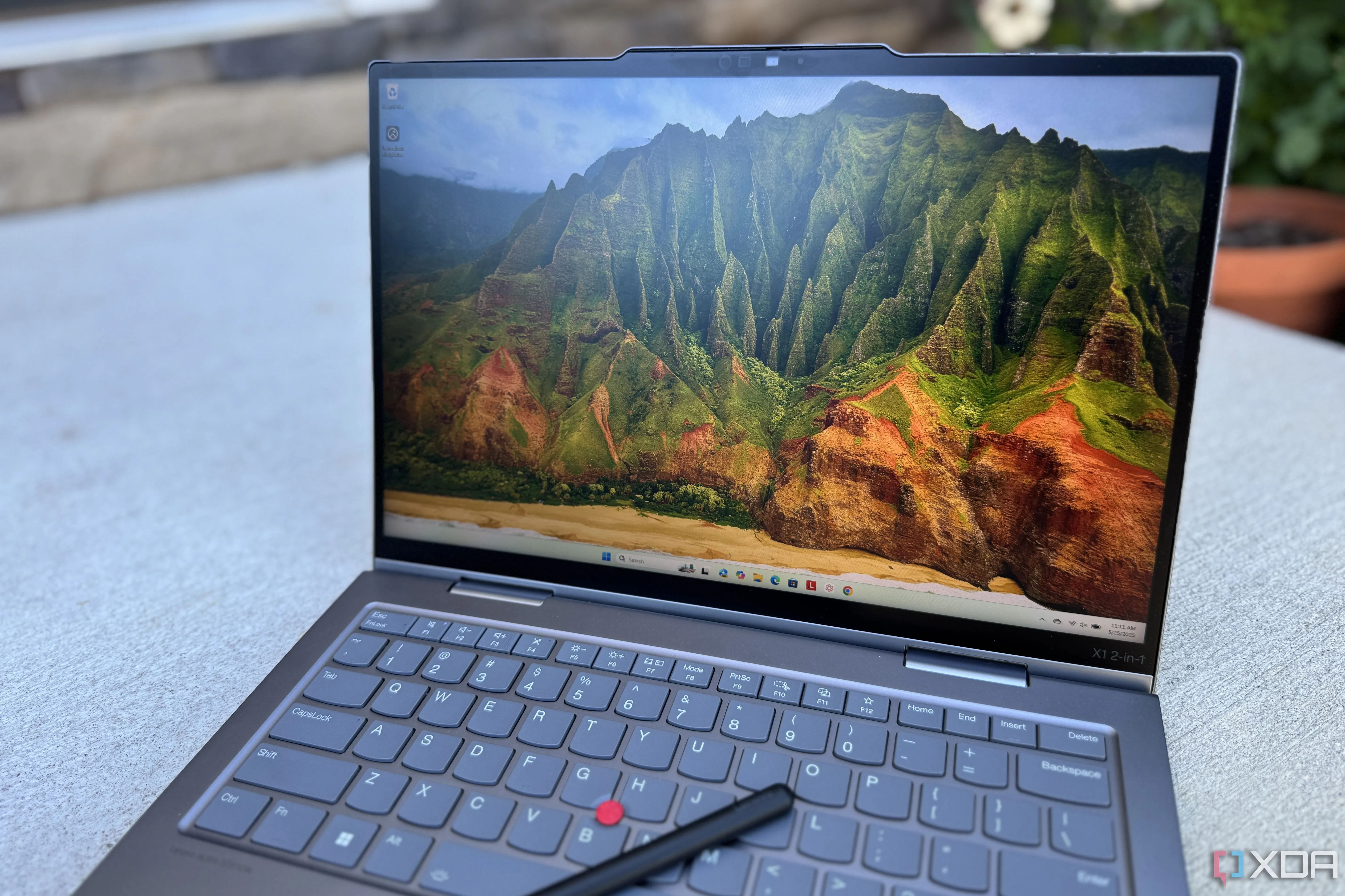 Thiết kế thanh lịch của Lenovo ThinkPad X1 2-in-1 Gen 10 Aura Edition với màn hình mở