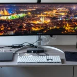 Thiết lập bàn làm việc với màn hình, bàn phím, chuột và laptop kết nối qua docking station Plugable TBT4-UDX1