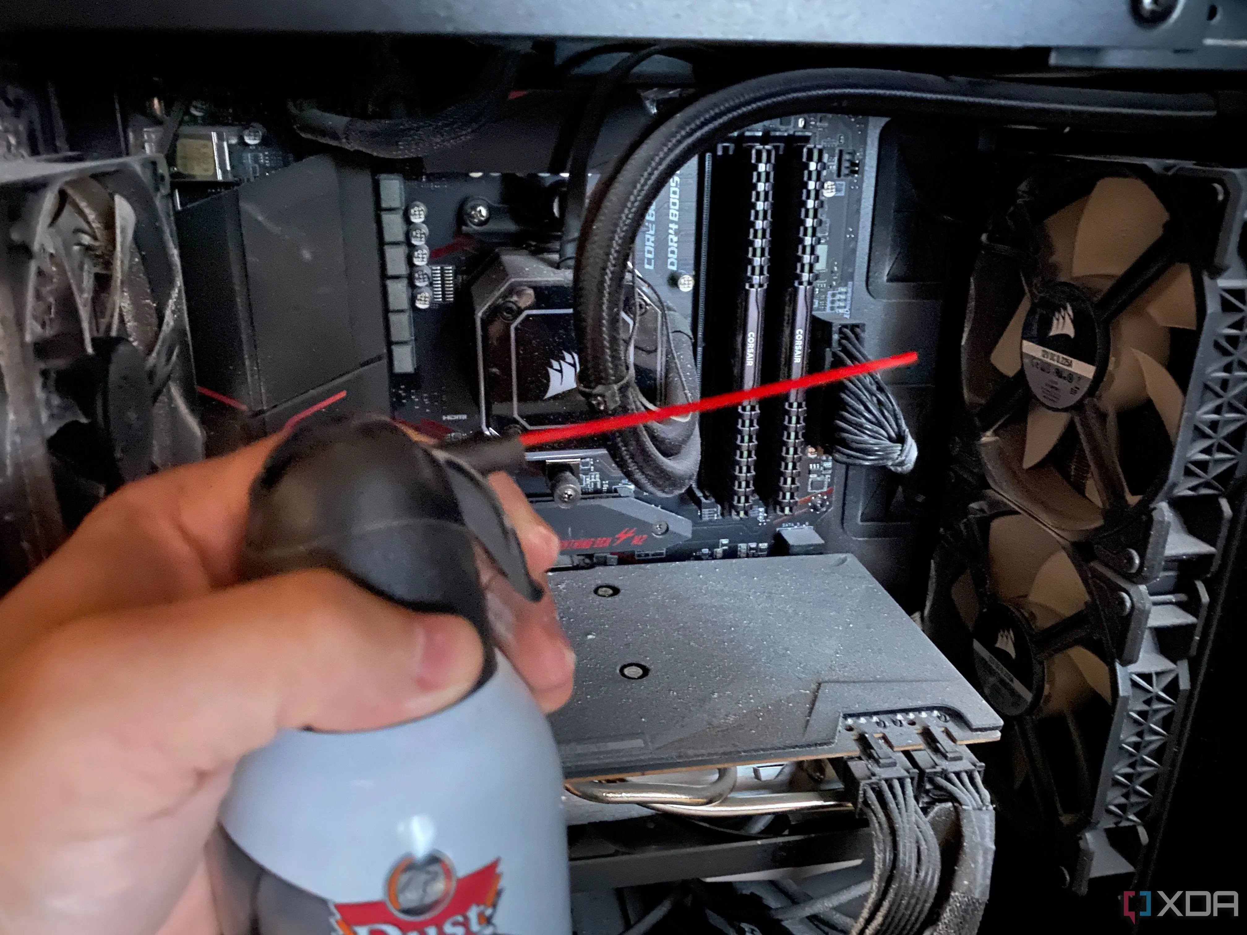 Thổi bụi thùng PC bằng khí nén
