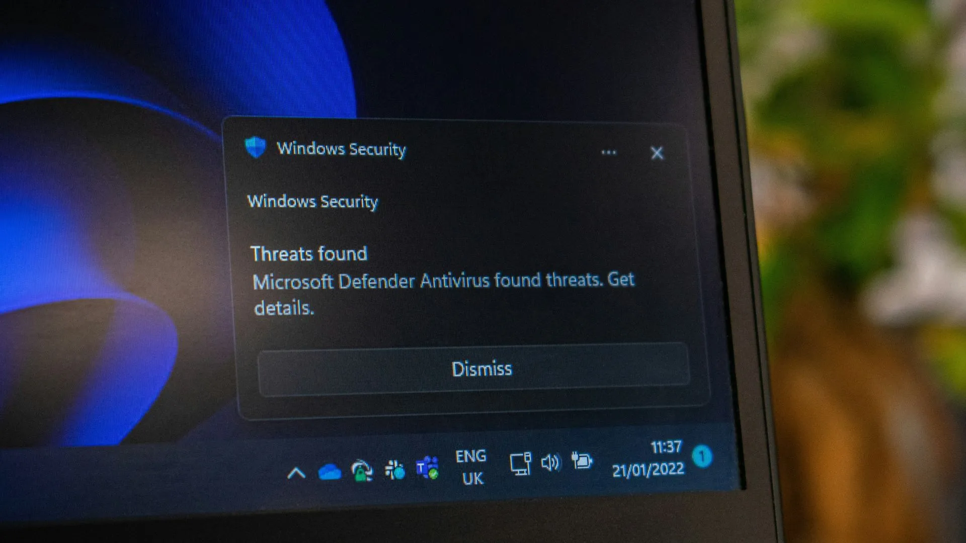 Thông báo bảo mật Windows Security hiển thị Microsoft Defender Antivirus phát hiện mối đe dọa, minh họa nguy cơ mã độc trên Windows
