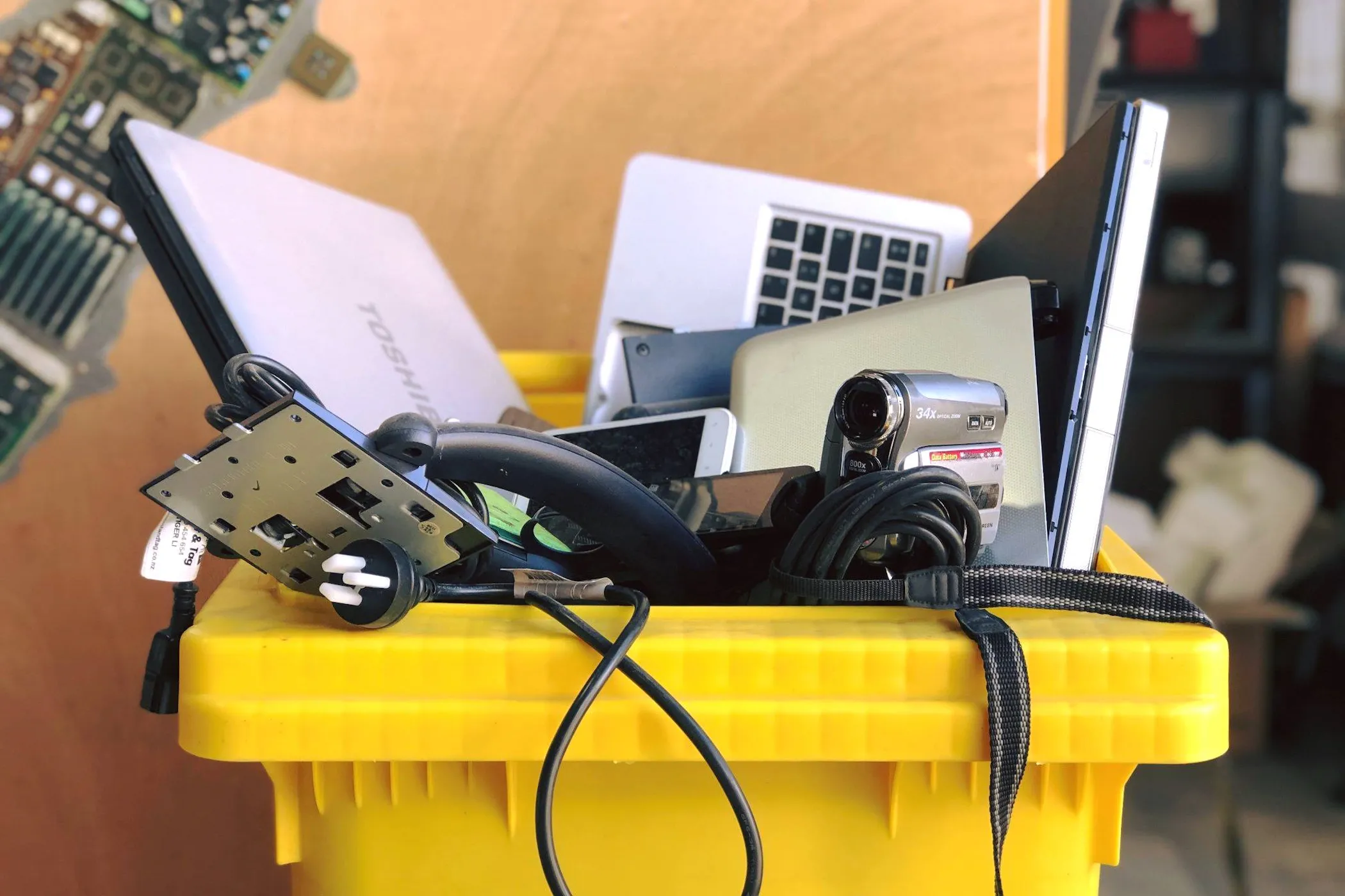 Thùng rác điện tử biểu tượng của việc tái chế linh kiện PC