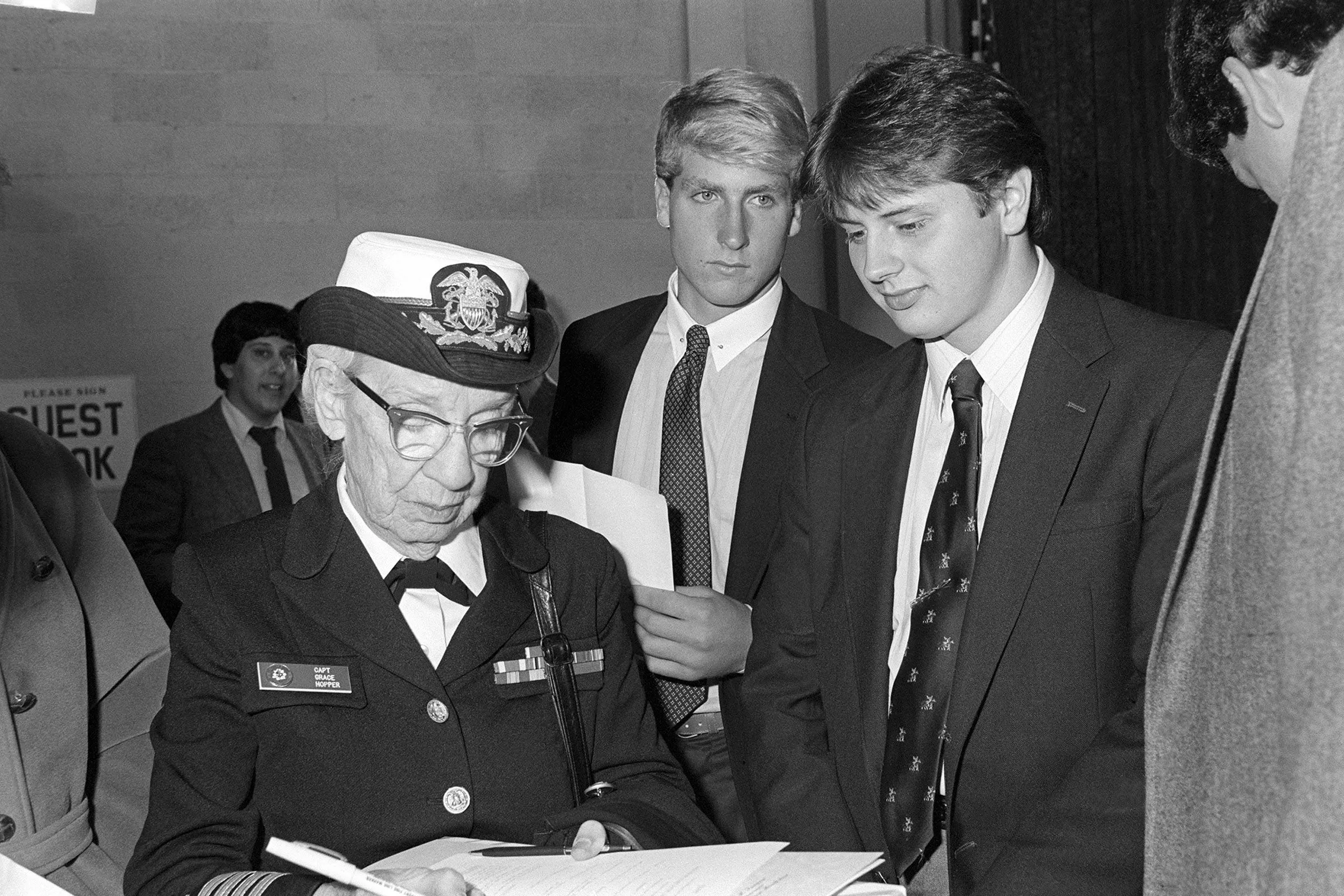 Thủy sư đô đốc Grace Hopper ký tặng sách cho sinh viên tại lễ khai trương trung tâm học máy tính mang tên bà.