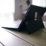 Trải nghiệm thực tế Asus ROG Flow Z13 trên đùi cho thấy hạn chế của thiết kế chân chống và bàn phím rời khi di chuyển