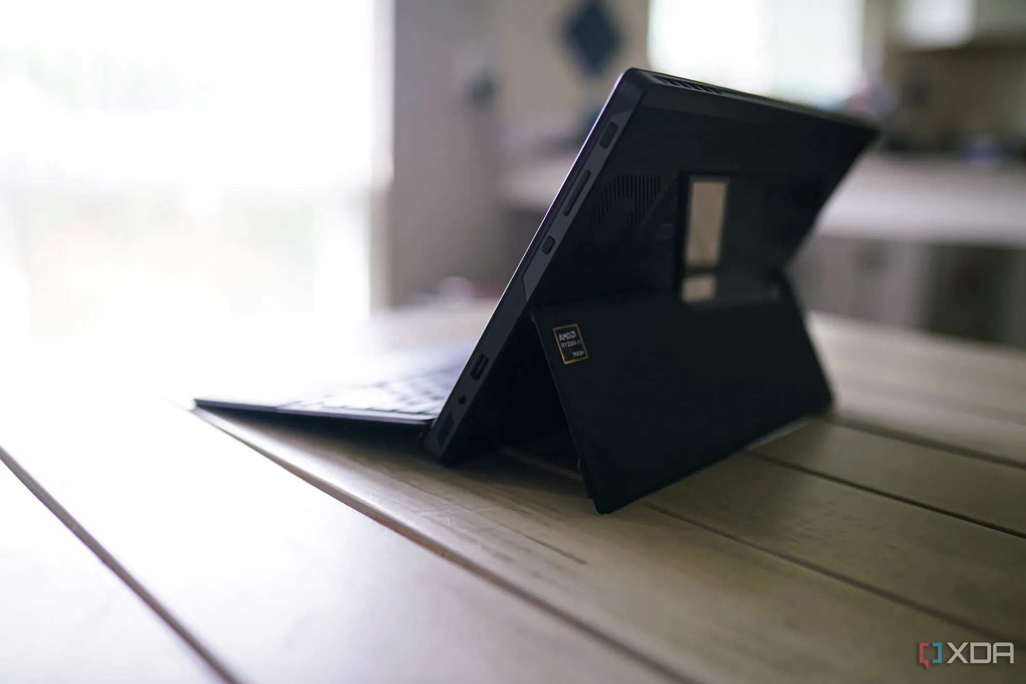 Trải nghiệm thực tế Asus ROG Flow Z13 trên đùi cho thấy hạn chế của thiết kế chân chống và bàn phím rời khi di chuyển