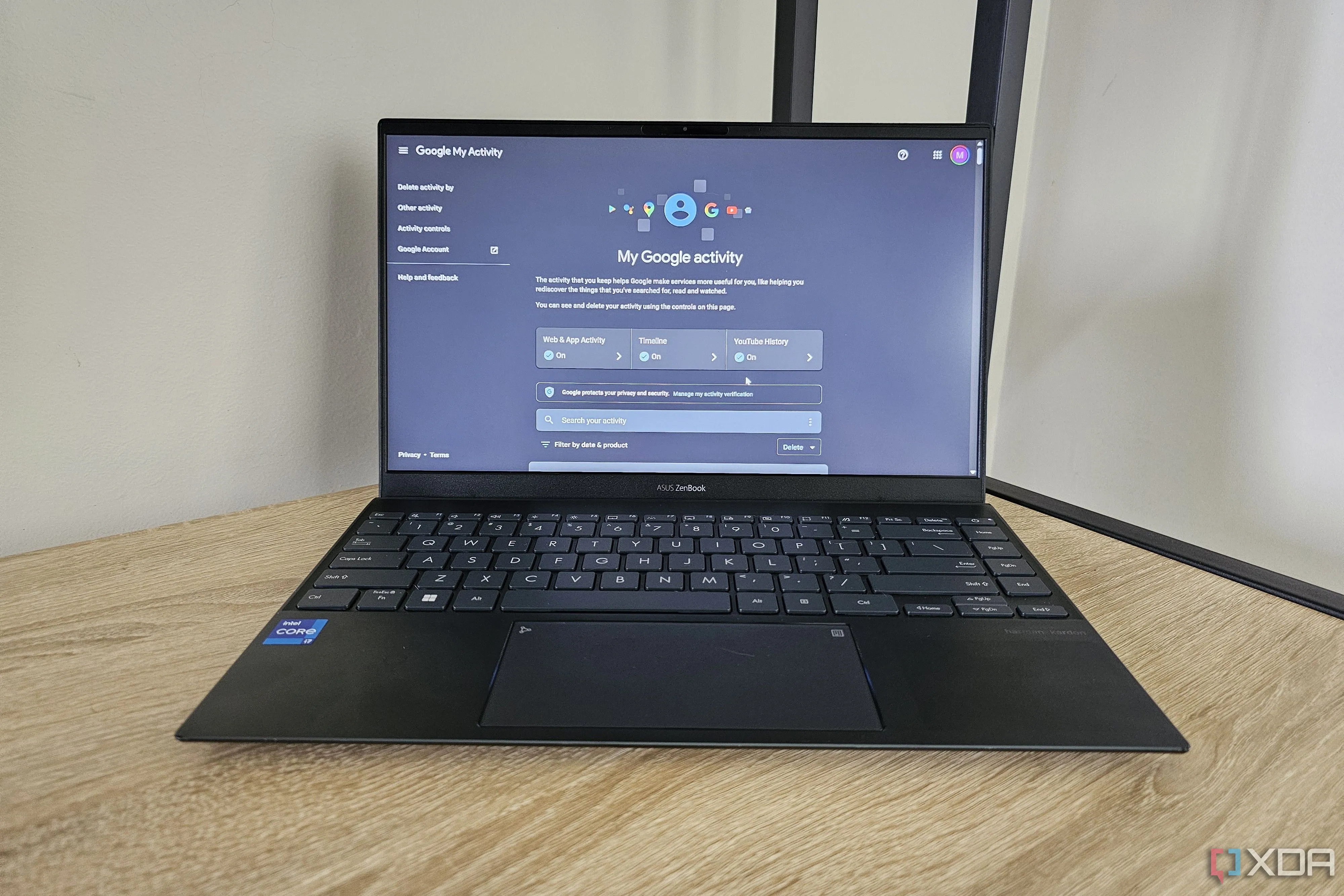 Trang quản lý tài khoản Google hiển thị trên màn hình laptop, minh họa sự tập trung dữ liệu cá nhân.