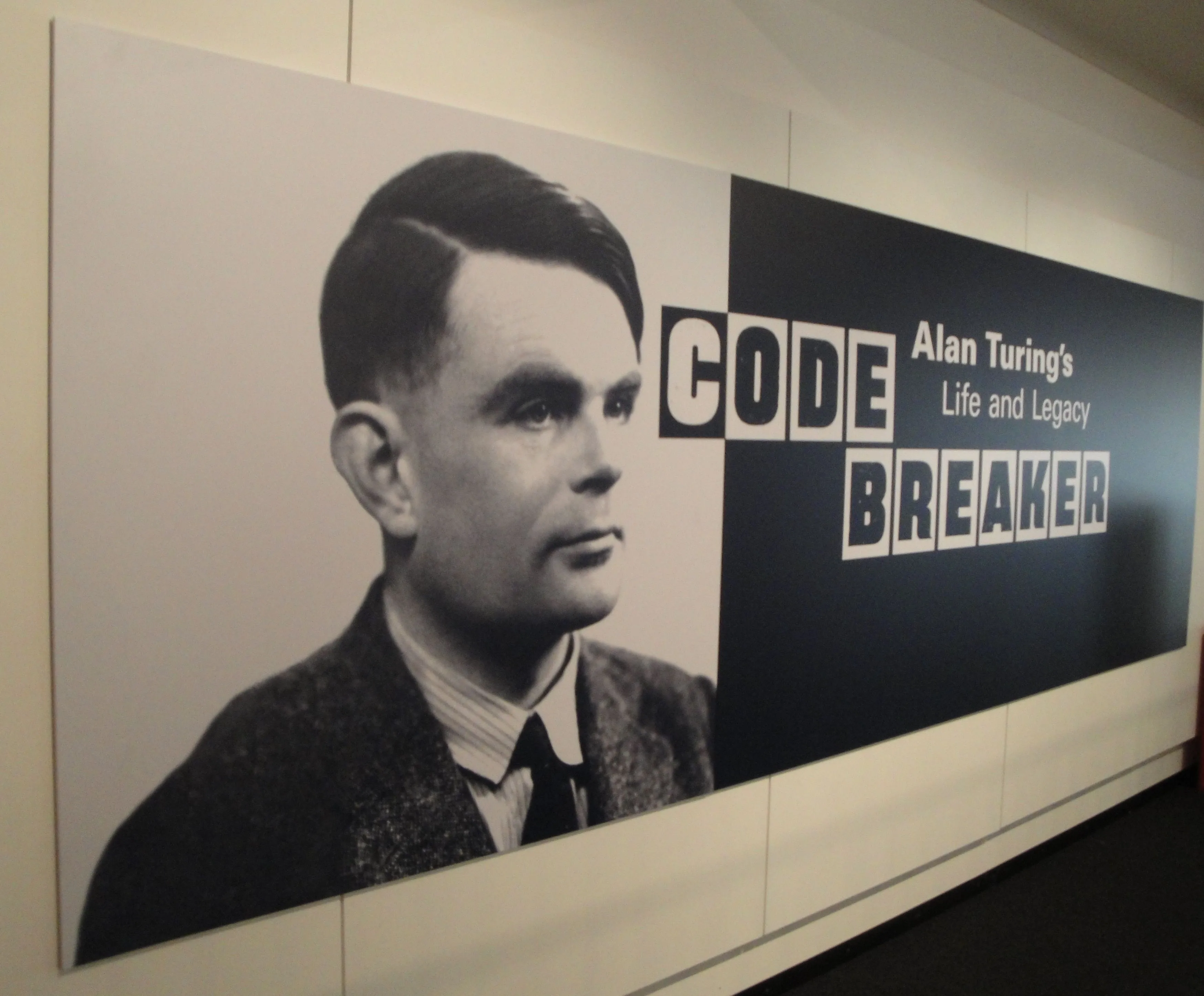 Triển lãm Alan Turing tại Bảo tàng Khoa học London, tôn vinh công trình phá mã và tư duy AI của ông.
