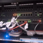 Tủ mạng chứa các thiết bị chuyển mạch và dây cáp, minh họa hệ thống mạng phức tạp cần được bảo vệ toàn diện