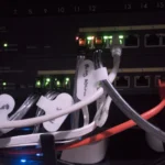 Tủ mạng chứa switch quản lý với hệ thống cáp được sắp xếp gọn gàng, thể hiện khả năng quản lý hiệu quả của VLAN.