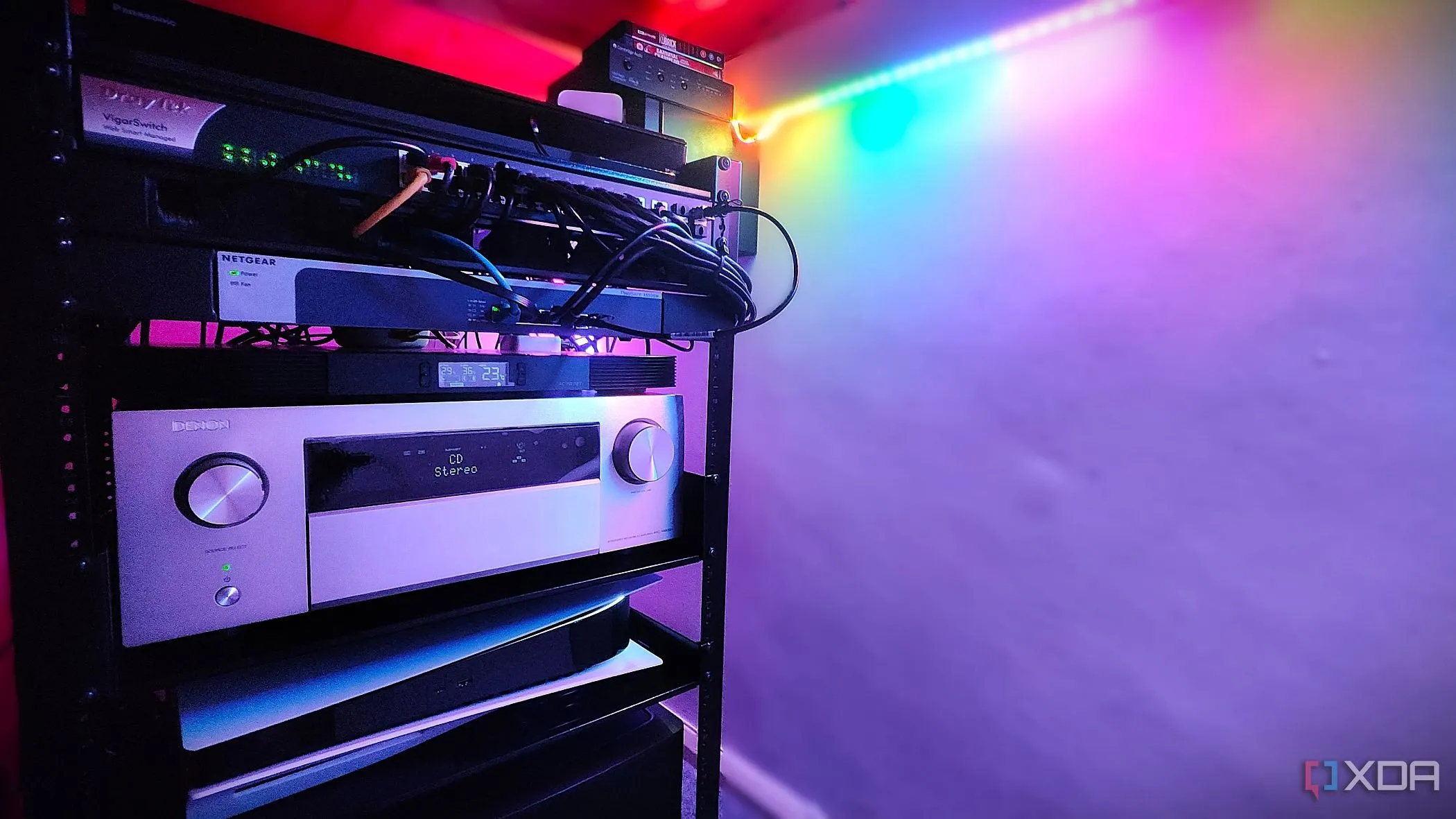 Tủ rack nghe nhìn chứa AVR Denon, PS5, và nhiều bộ chuyển mạch mạng